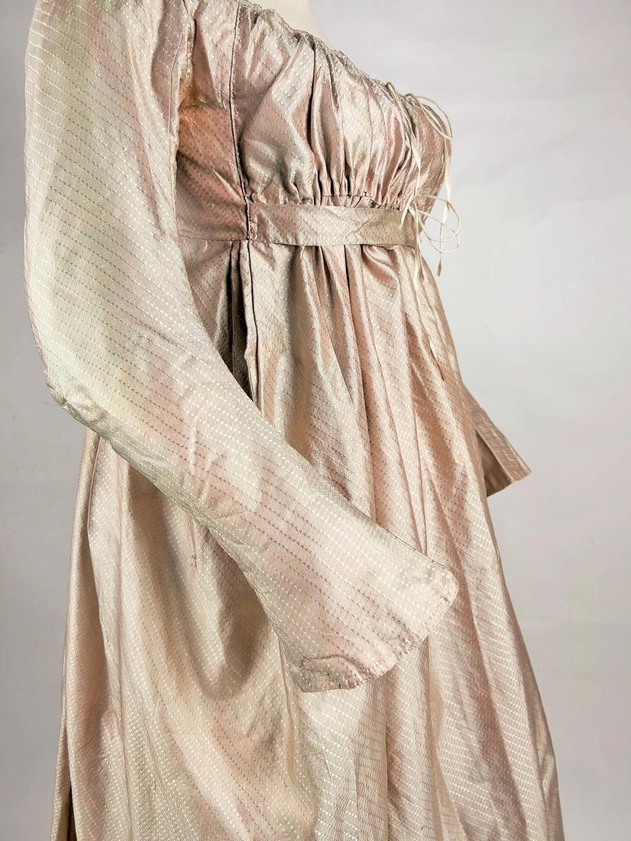 Abito rotondo in taffetà di seta rosa con maniche a guisa di guanto - francese, circa 1795 in vendita 5