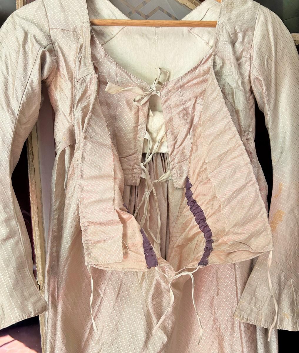Abito rotondo in taffetà di seta rosa con maniche a guisa di guanto - francese, circa 1795 in vendita 7