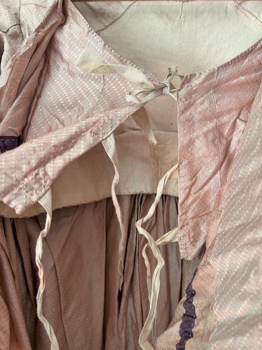 Abito rotondo in taffetà di seta rosa con maniche a guisa di guanto - francese, circa 1795 in vendita 8