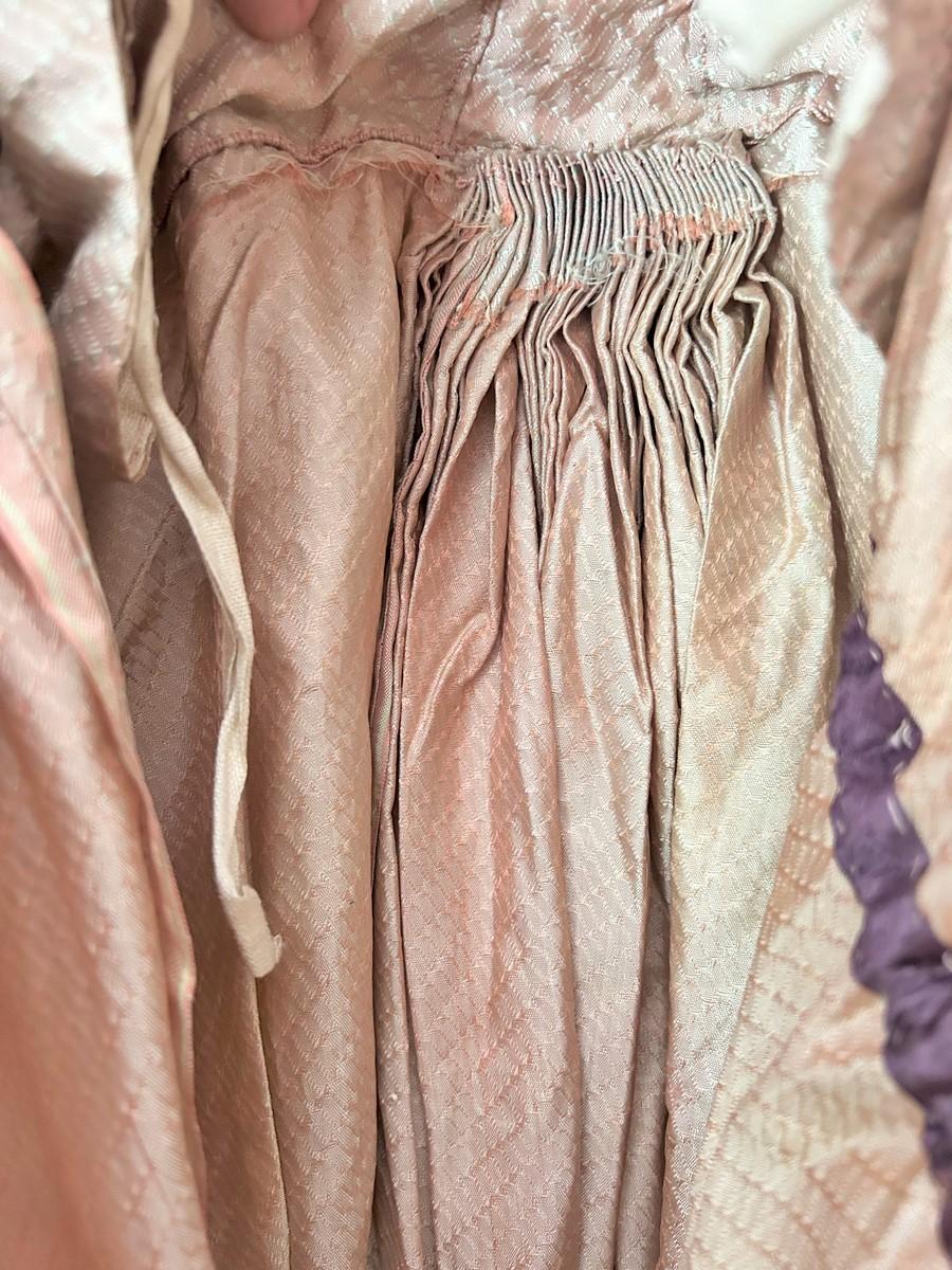 Abito rotondo in taffetà di seta rosa con maniche a guisa di guanto - francese, circa 1795 in vendita 9