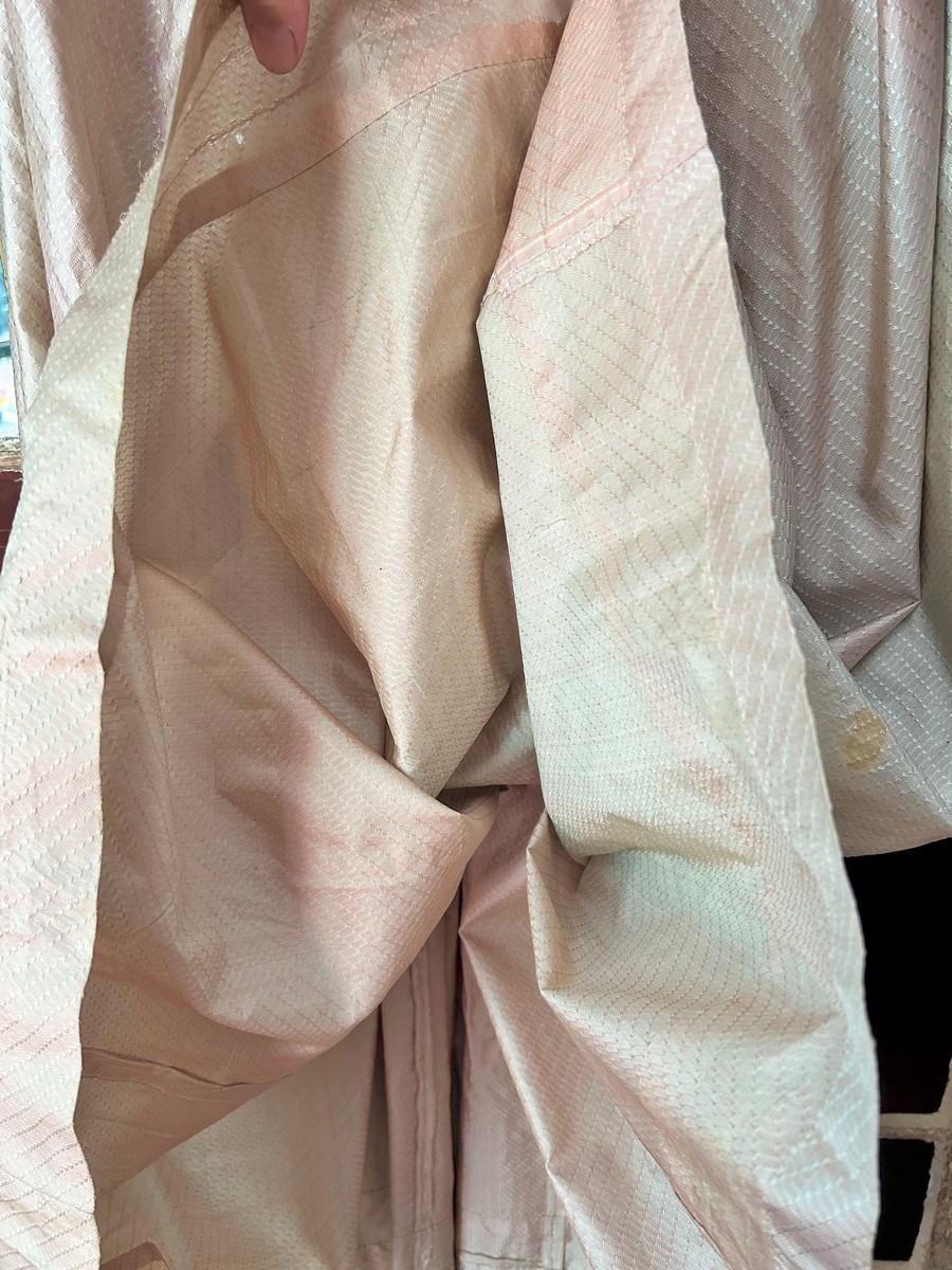 Abito rotondo in taffetà di seta rosa con maniche a guisa di guanto - francese, circa 1795 in vendita 10