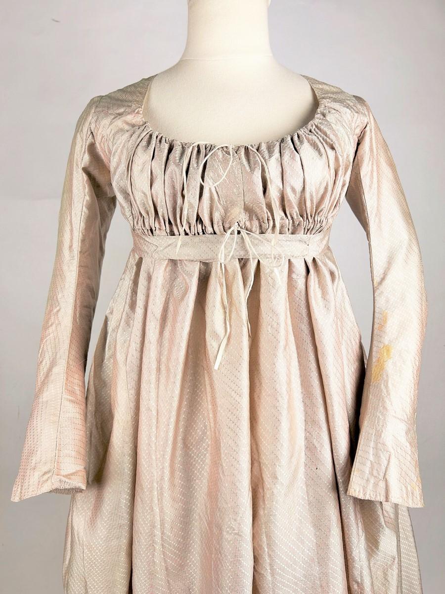 Beige Abito rotondo in taffetà di seta rosa con maniche a guisa di guanto - francese, circa 1795 in vendita