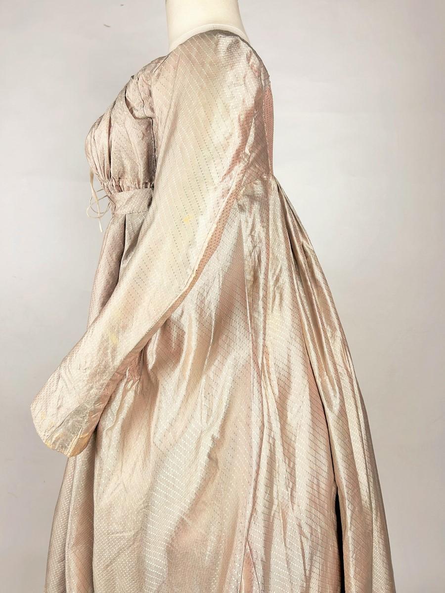 Abito rotondo in taffetà di seta rosa con maniche a guisa di guanto - francese, circa 1795 In condizioni buone in vendita a Toulon, FR