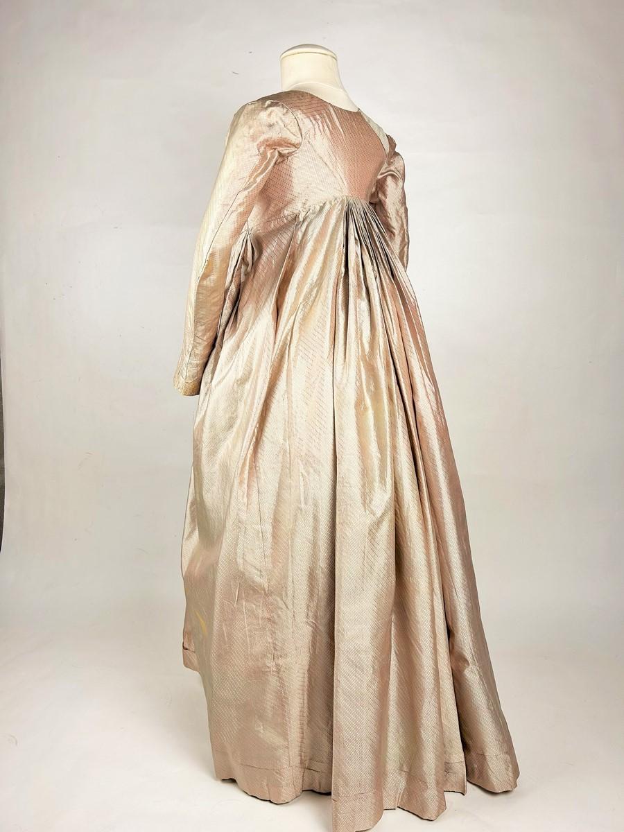 Donna Abito rotondo in taffetà di seta rosa con maniche a guisa di guanto - francese, circa 1795 in vendita