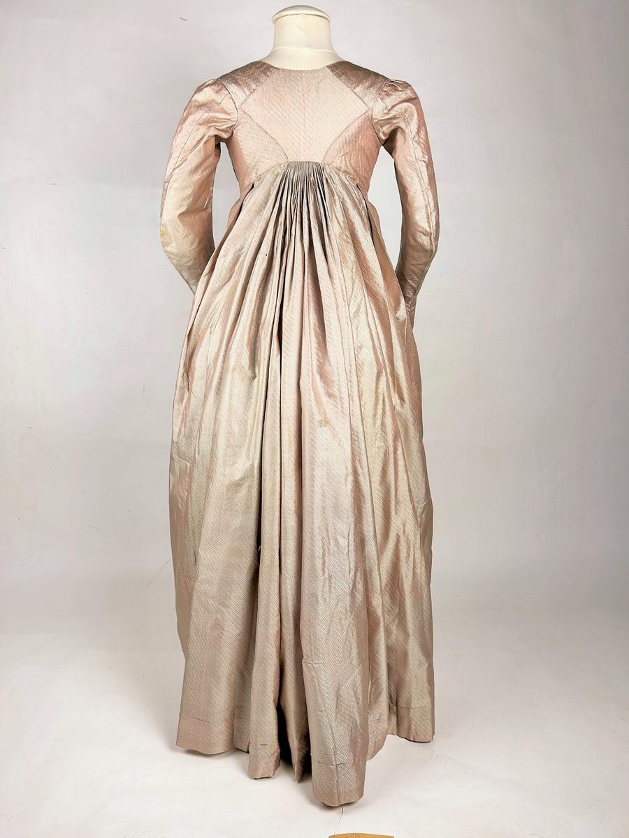 Abito rotondo in taffetà di seta rosa con maniche a guisa di guanto - francese, circa 1795 in vendita 1