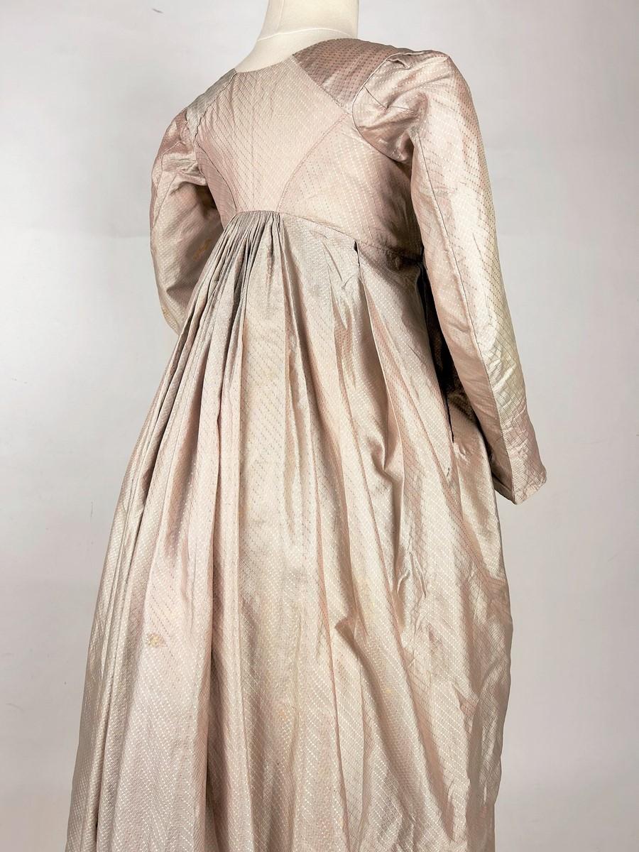Abito rotondo in taffetà di seta rosa con maniche a guisa di guanto - francese, circa 1795 in vendita 2