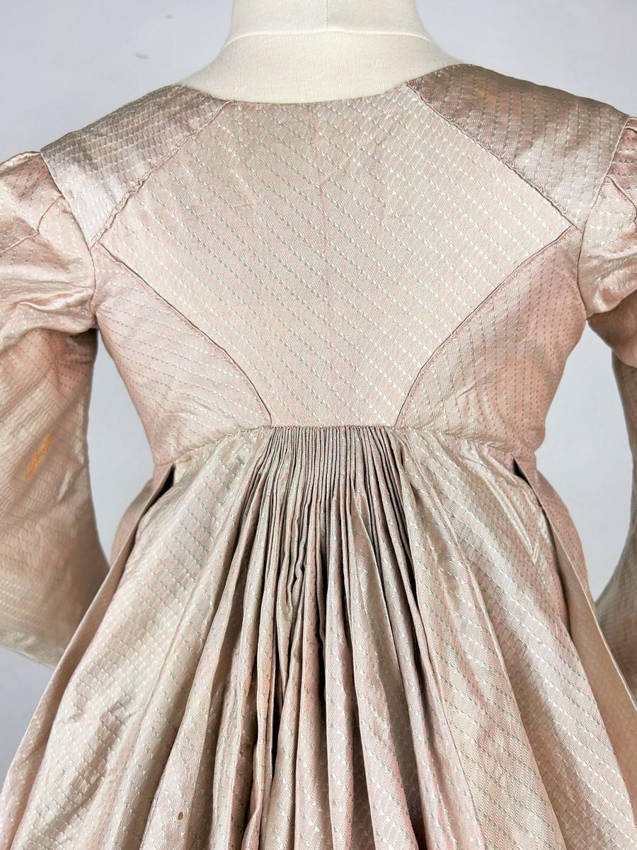 Abito rotondo in taffetà di seta rosa con maniche a guisa di guanto - francese, circa 1795 in vendita 3