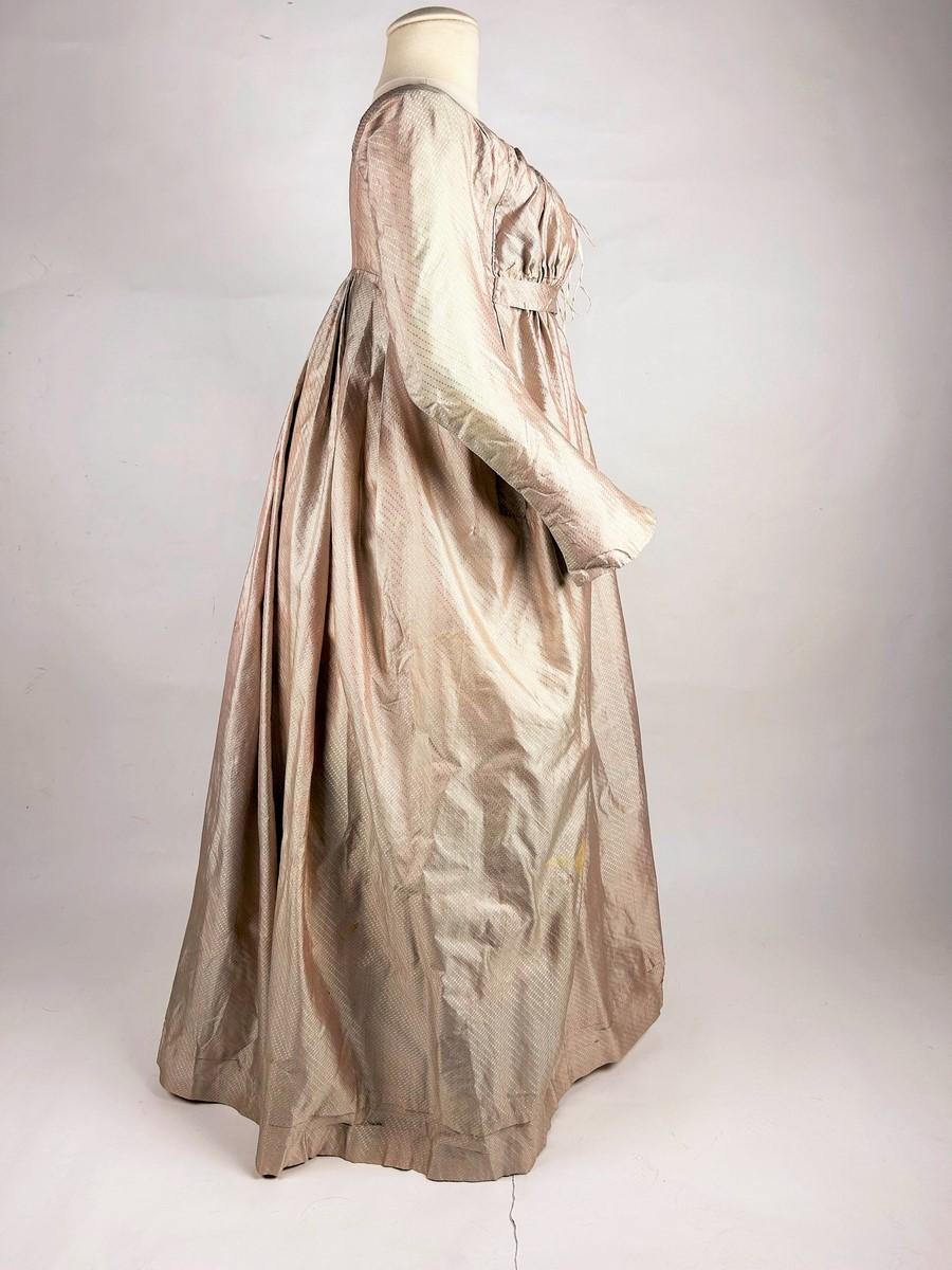 Abito rotondo in taffetà di seta rosa con maniche a guisa di guanto - francese, circa 1795 in vendita 4