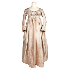 Round gown in pink taffeta silk with mittened sleeves -French Circa 1795