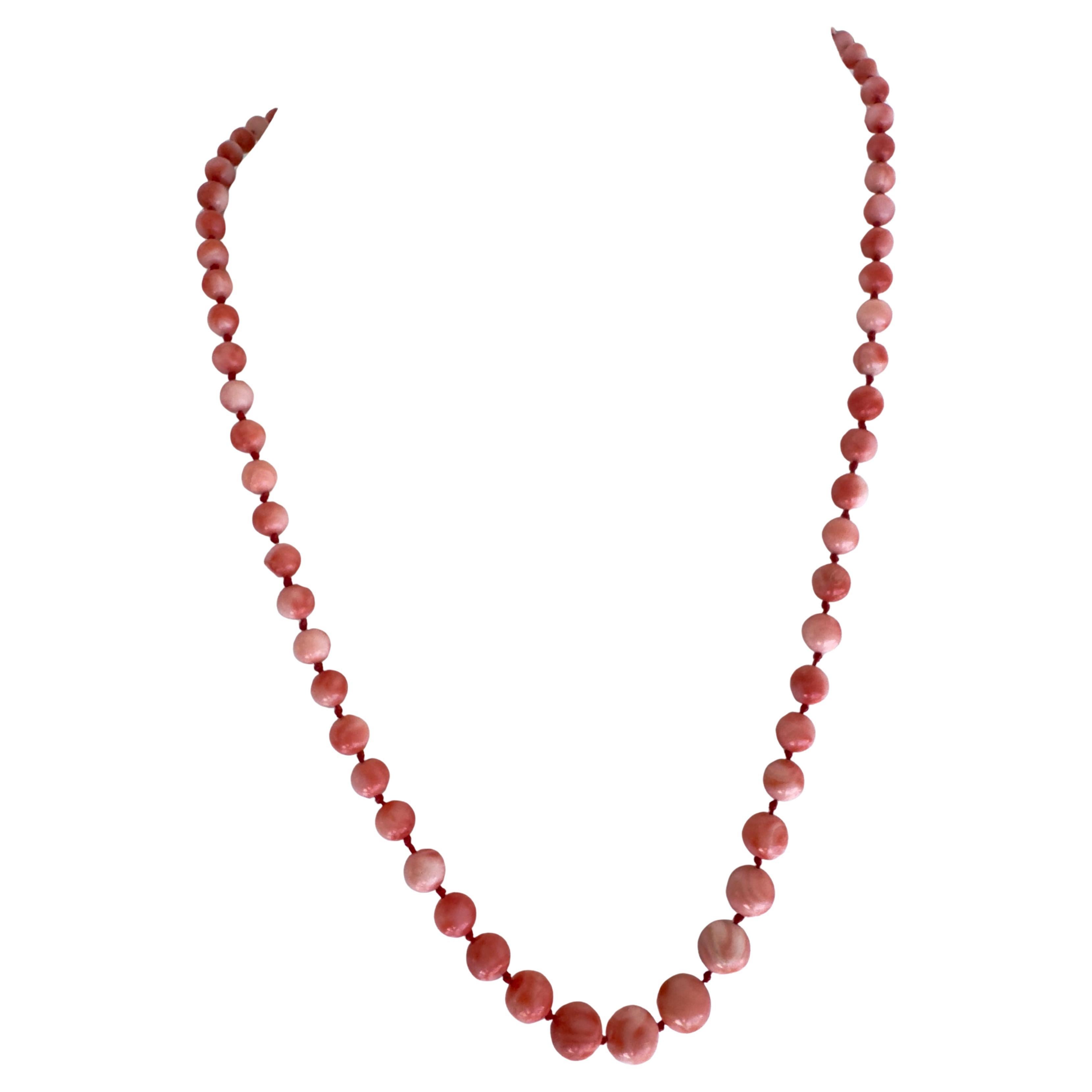 Coral 14KG Necklace
Genuine graduated round coral necklace with 14K Gold clasp about 23 1/2 in. long and the weight 28 grams.