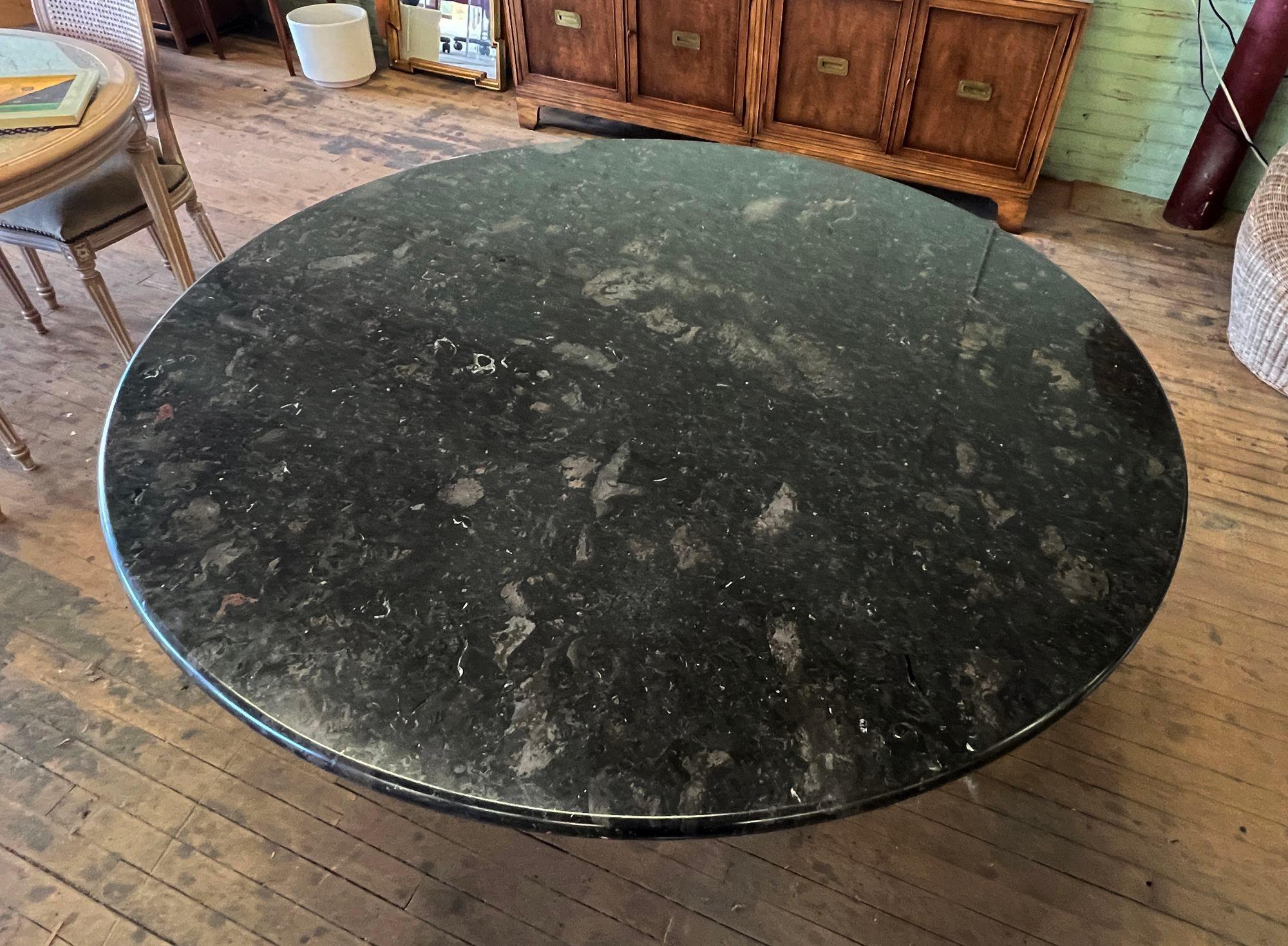 Mid-Century Modern Table de salle à manger ronde avec base cylindrique en laiton, 52 po. en vente