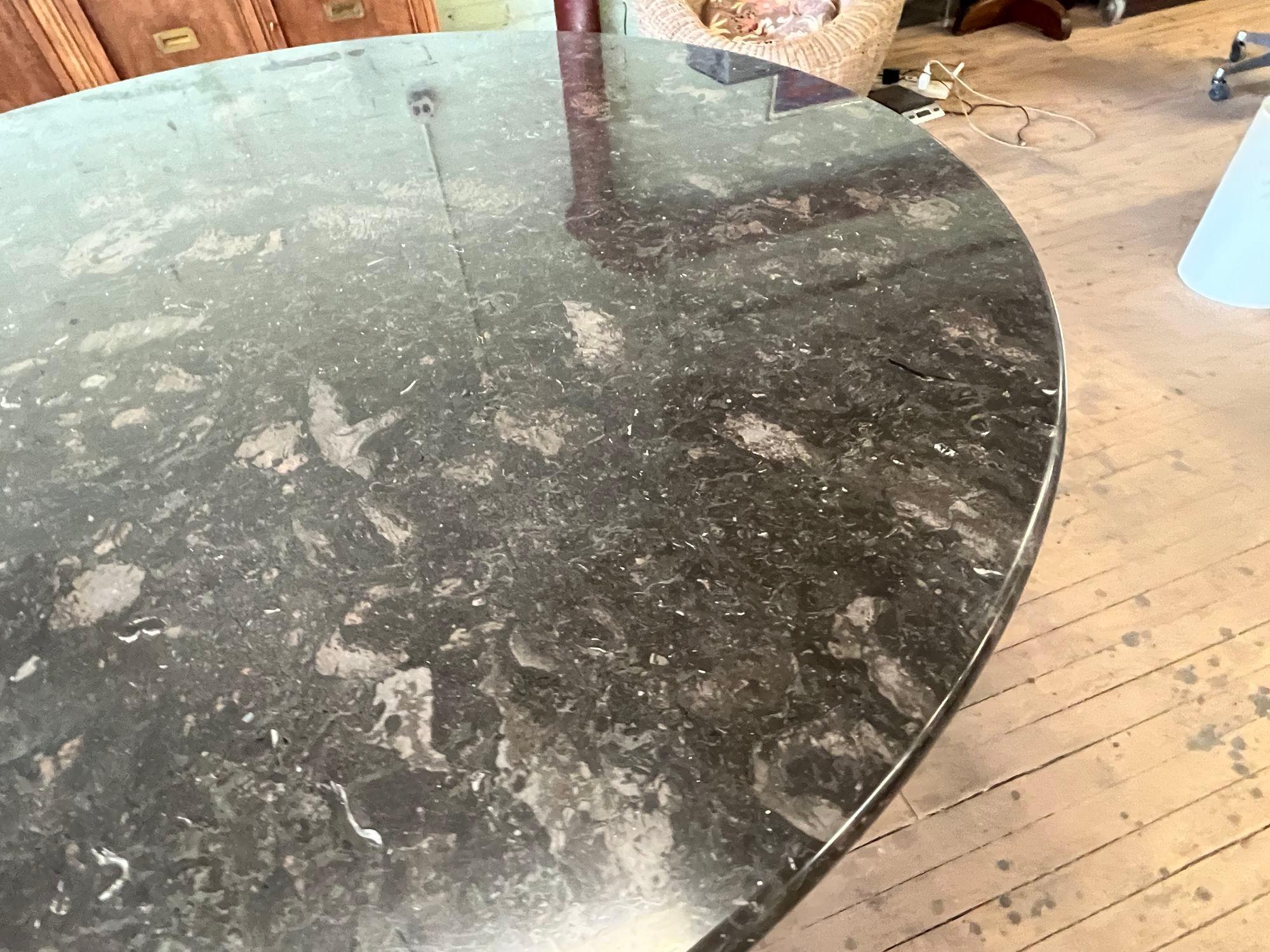 Américain Table de salle à manger ronde avec base cylindrique en laiton, 52 po. en vente