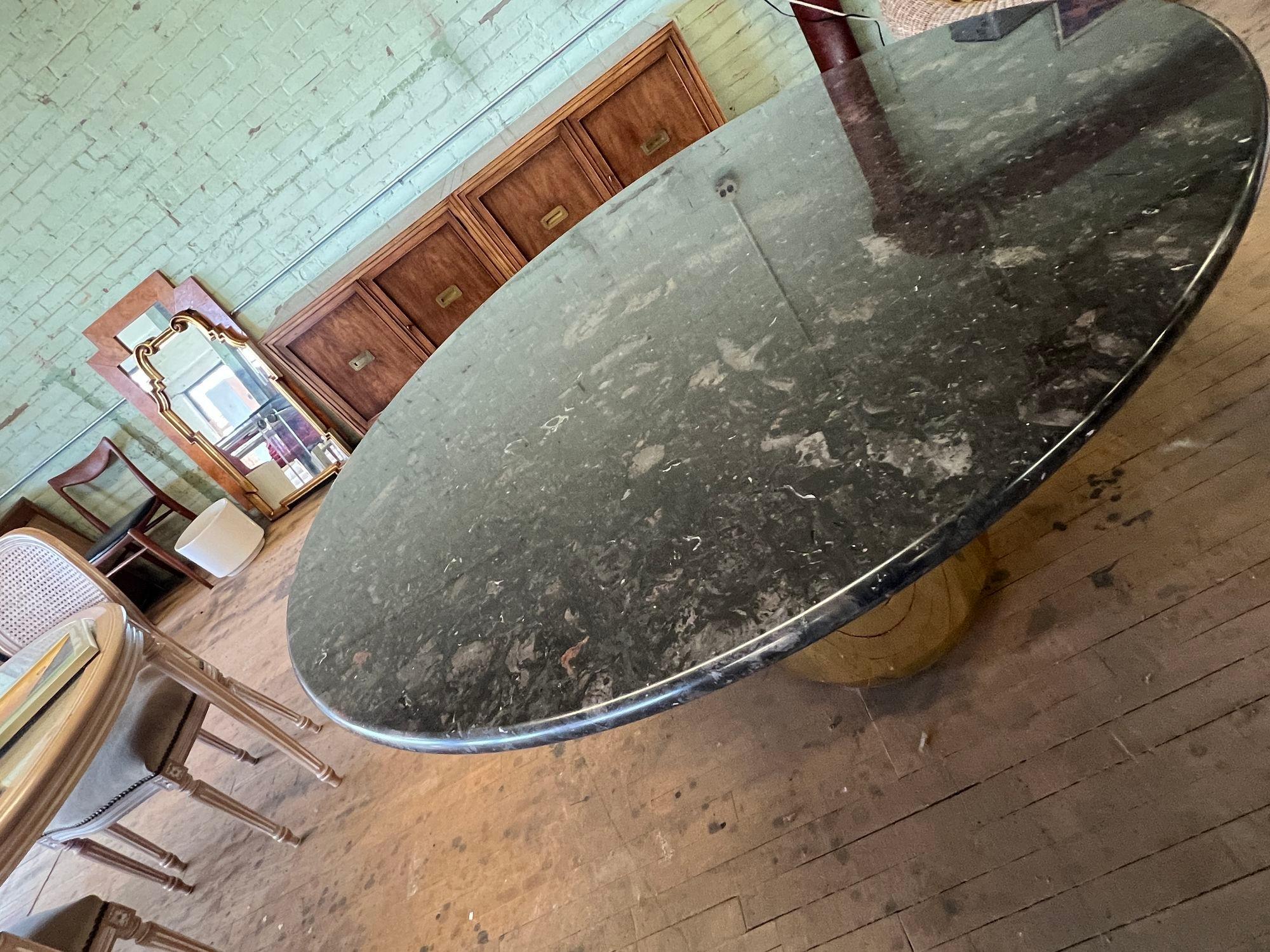 Table de salle à manger ronde avec base cylindrique en laiton, 52 po. Bon état - En vente à Grand Rapids, MI