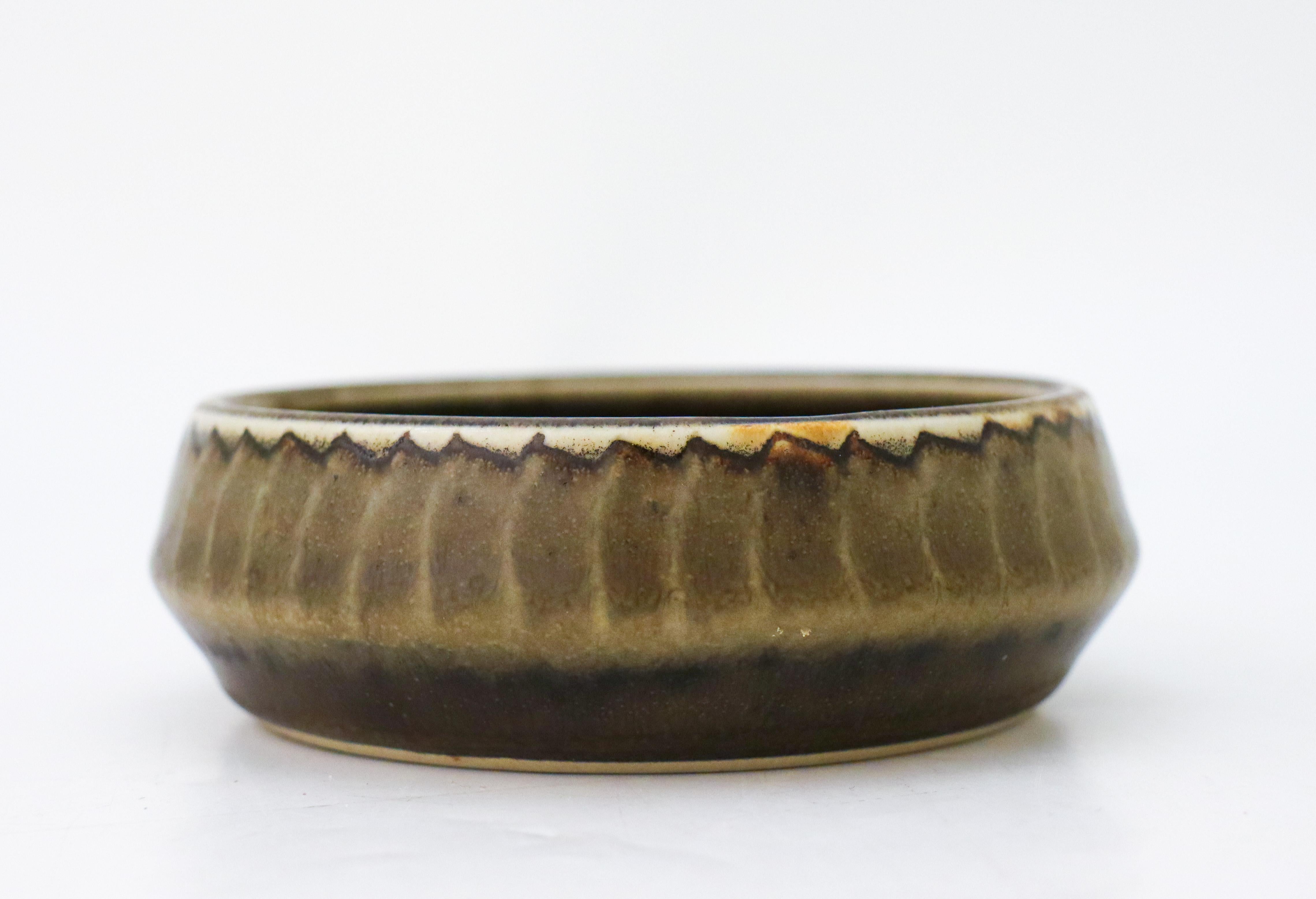 A round, gray ceramic bowl designed by Carl-Harry Stålhane at Rörstrand, the bowl is 12 cm (4.8