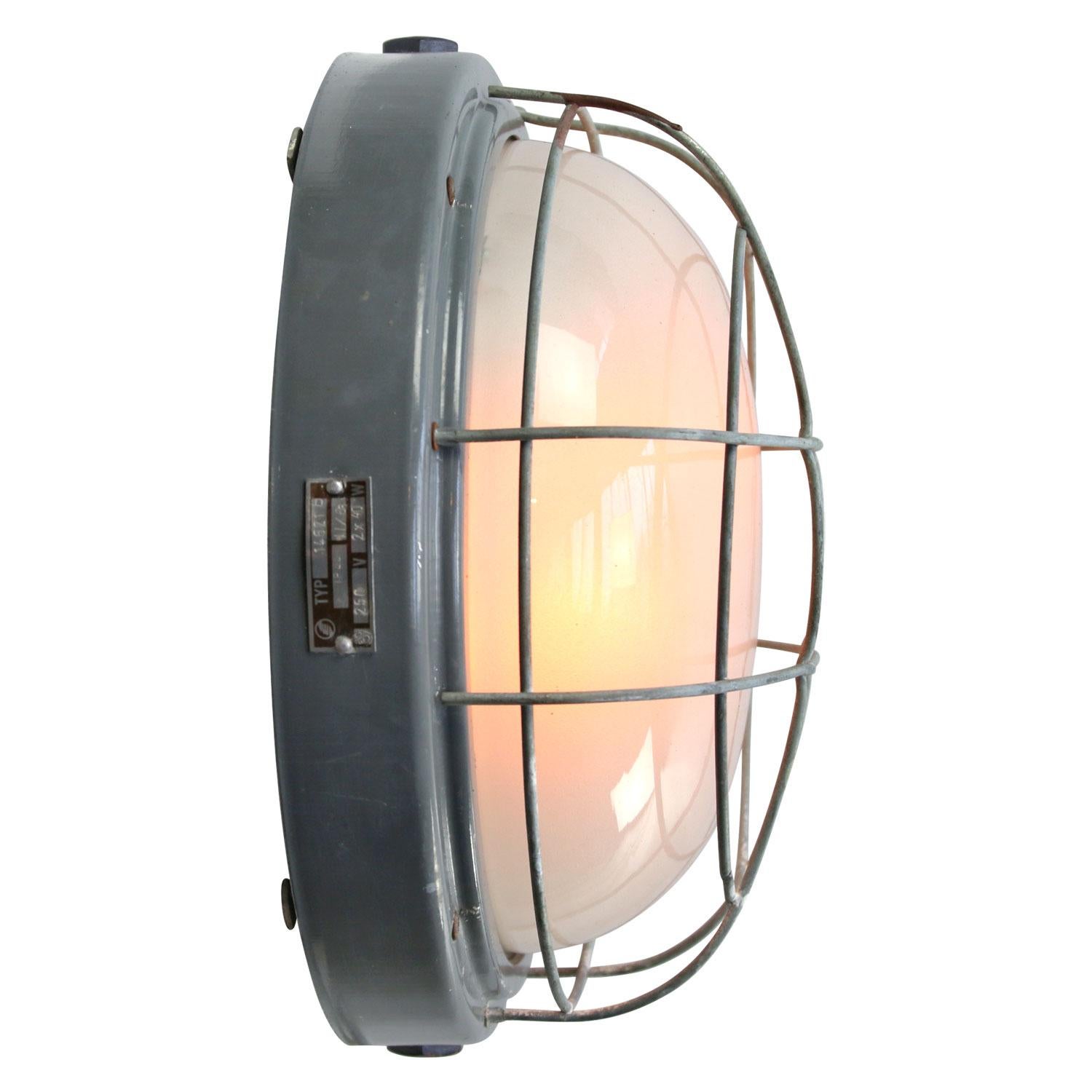 Runder grauer Metall Vintage Industrie-Wandleuchter aus Milchglas, Vintage (Industriell) im Angebot