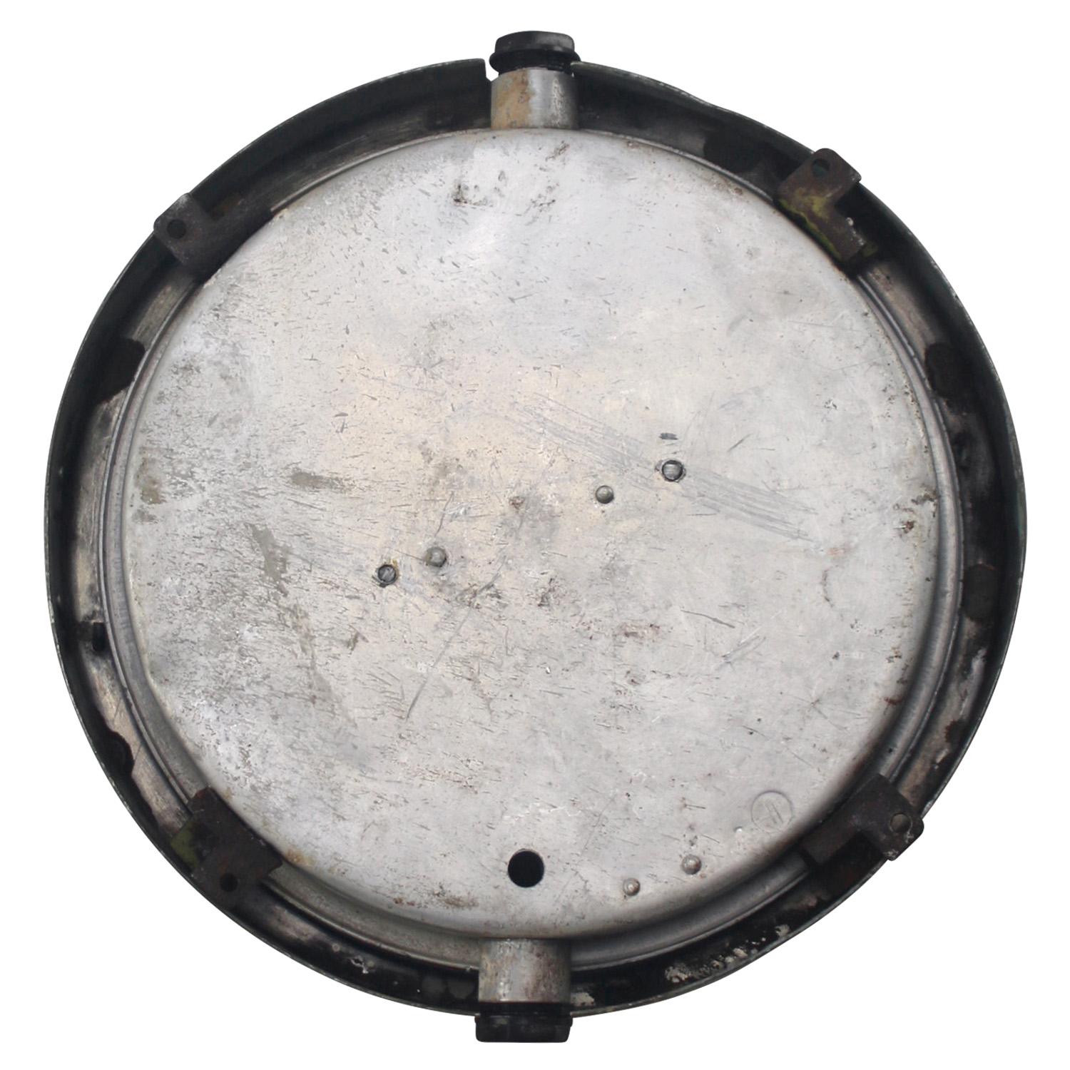 Runder grauer Metall Vintage Industrie-Wandleuchter aus Milchglas, Vintage im Zustand „Gut“ im Angebot in Amsterdam, NL