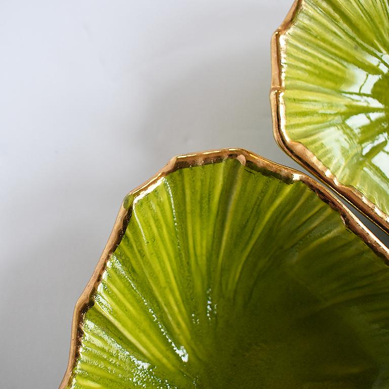 Round Green 5-Piece Lettuce Motif Chip and Dip Platter with Gold Edges, 1970s In Good Condition In Oklahoma City, OK