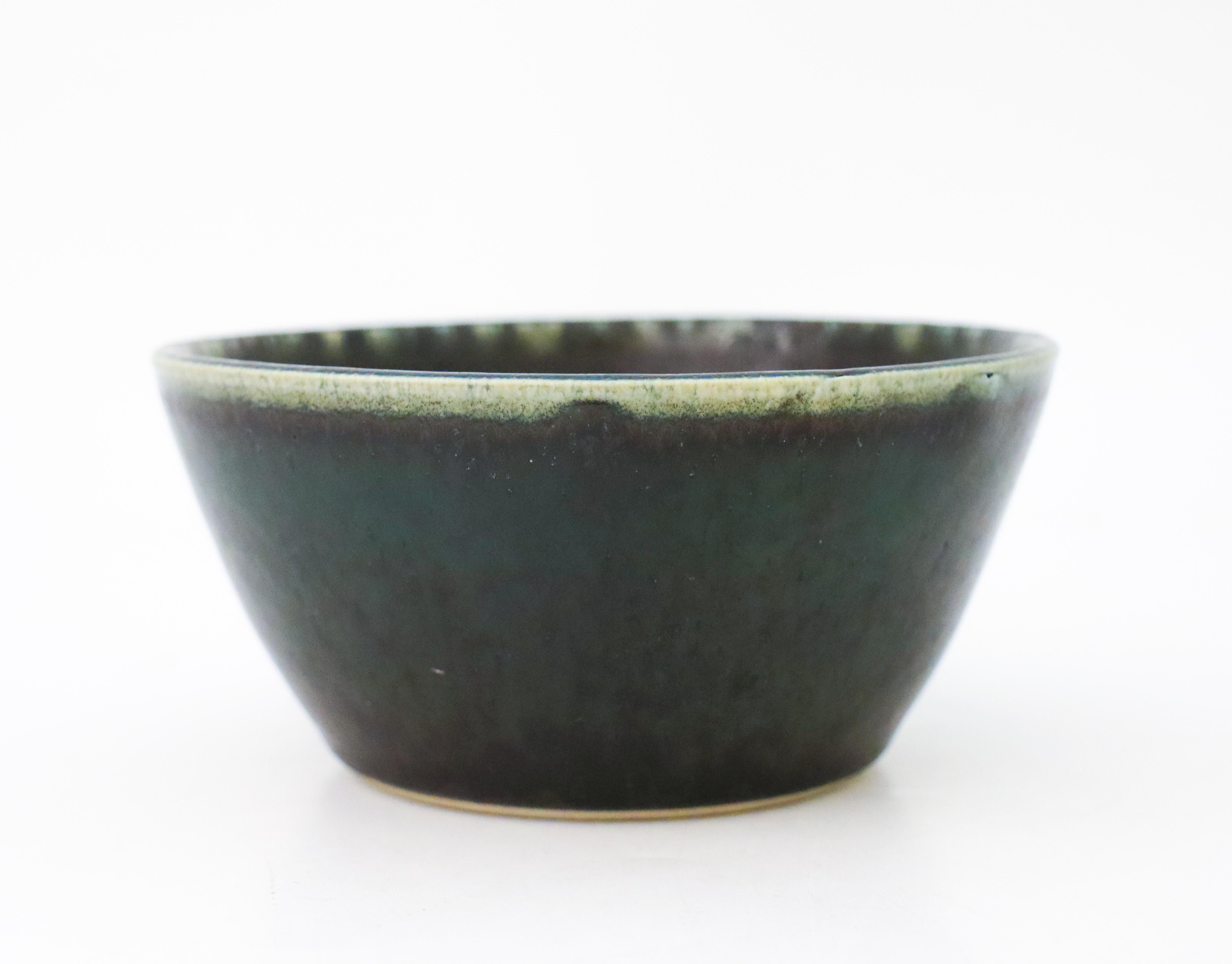 Scandinavian Modern Round Green Bowl - Carl-Harry Stålhane - Rörstrand Atelier - Mid-20th Century For Sale