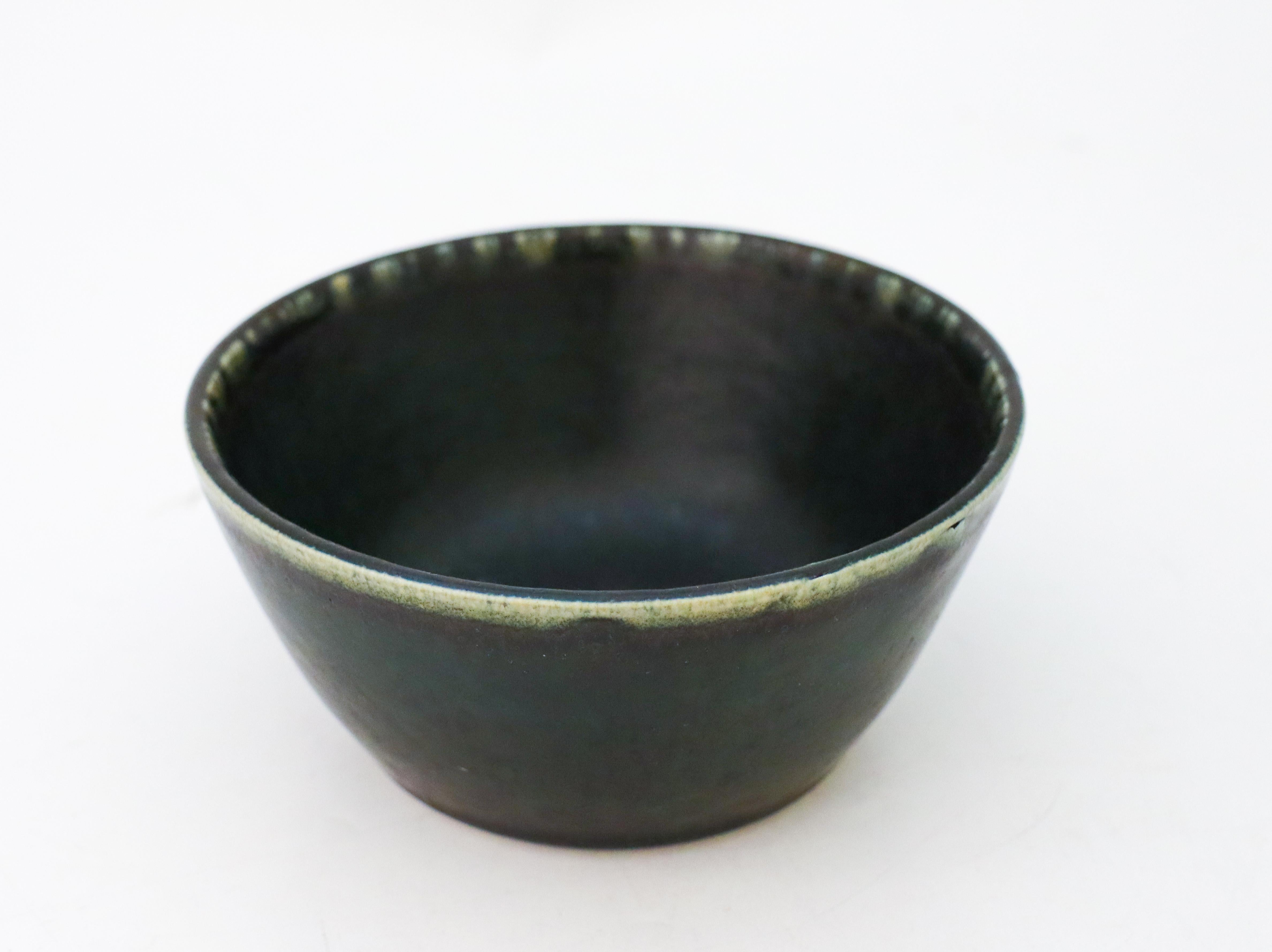 Swedish Round Green Bowl - Carl-Harry Stålhane - Rörstrand Atelier - Mid-20th Century For Sale