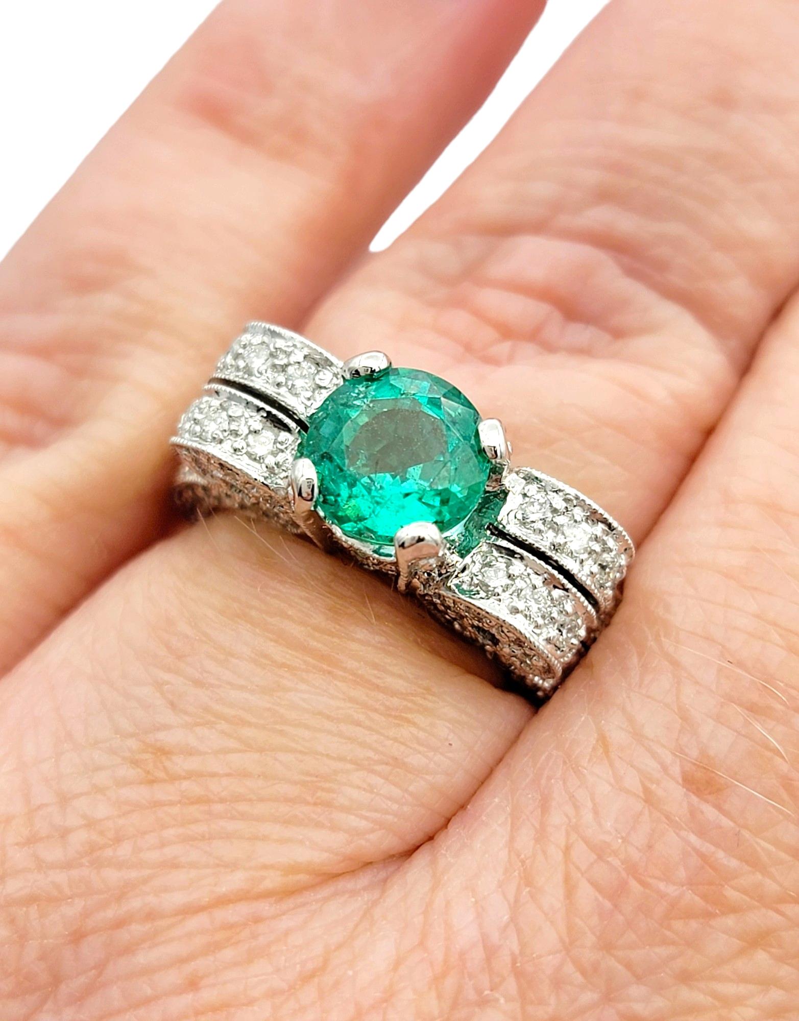 Anello con smeraldo verde rotondo e diamanti con motivo a volute in oro bianco 18K in vendita 6