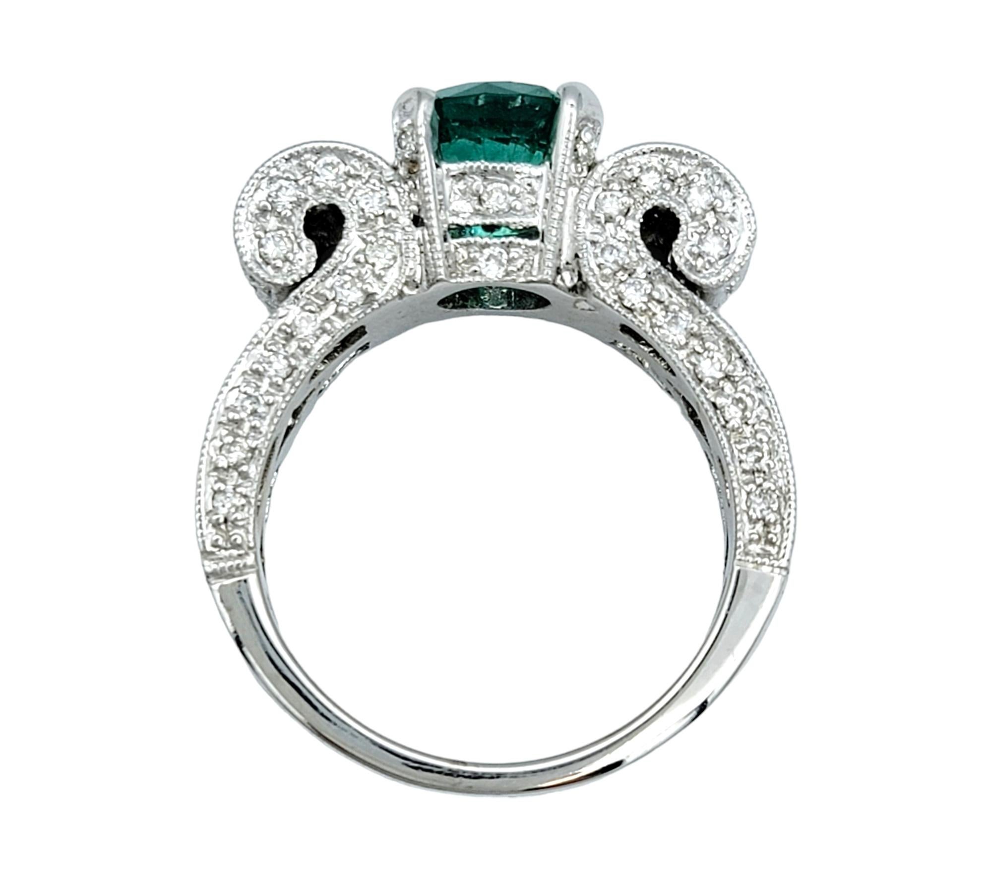 Anello con smeraldo verde rotondo e diamanti con motivo a volute in oro bianco 18K in vendita 2