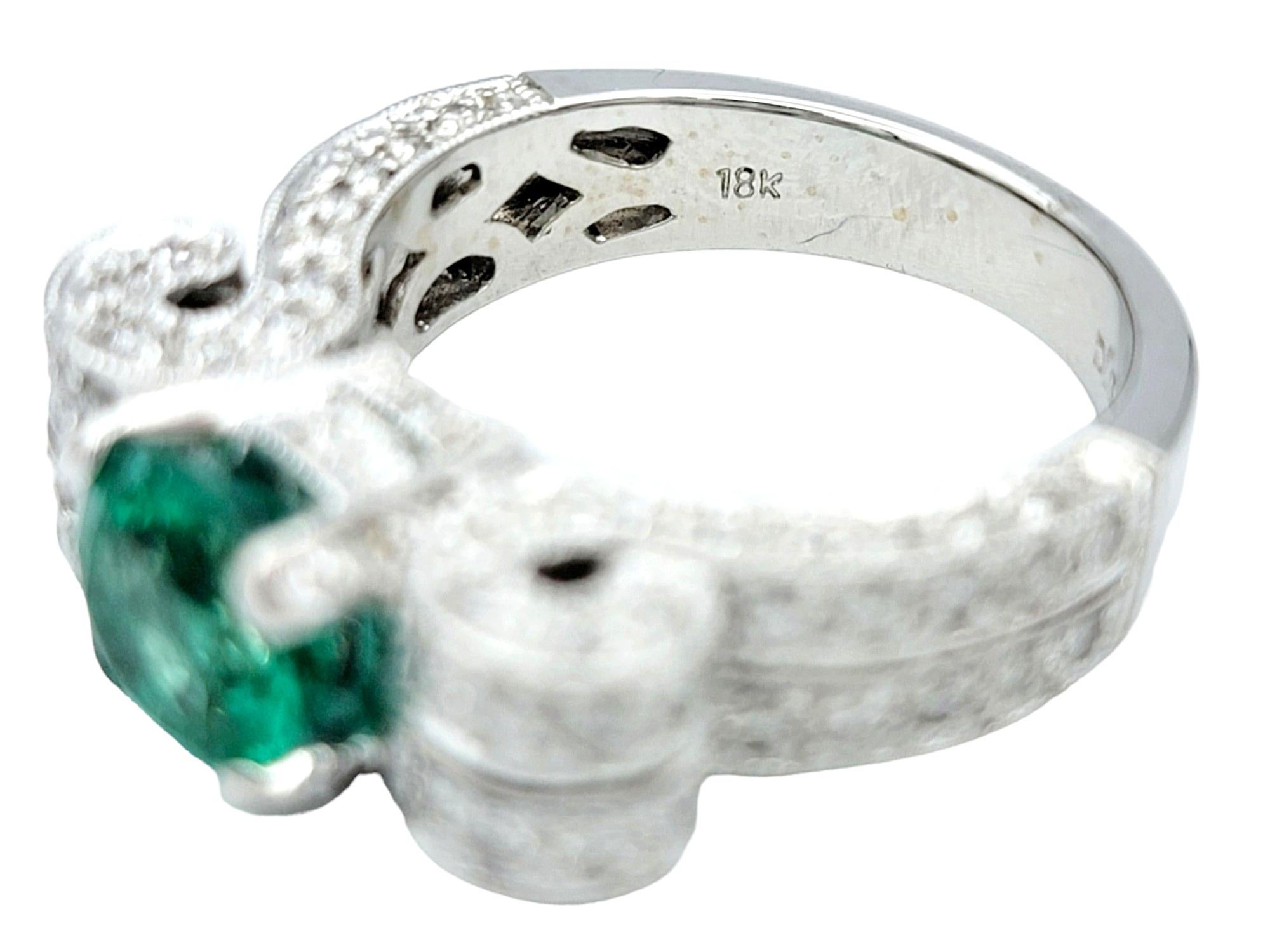 Anello con smeraldo verde rotondo e diamanti con motivo a volute in oro bianco 18K in vendita 3