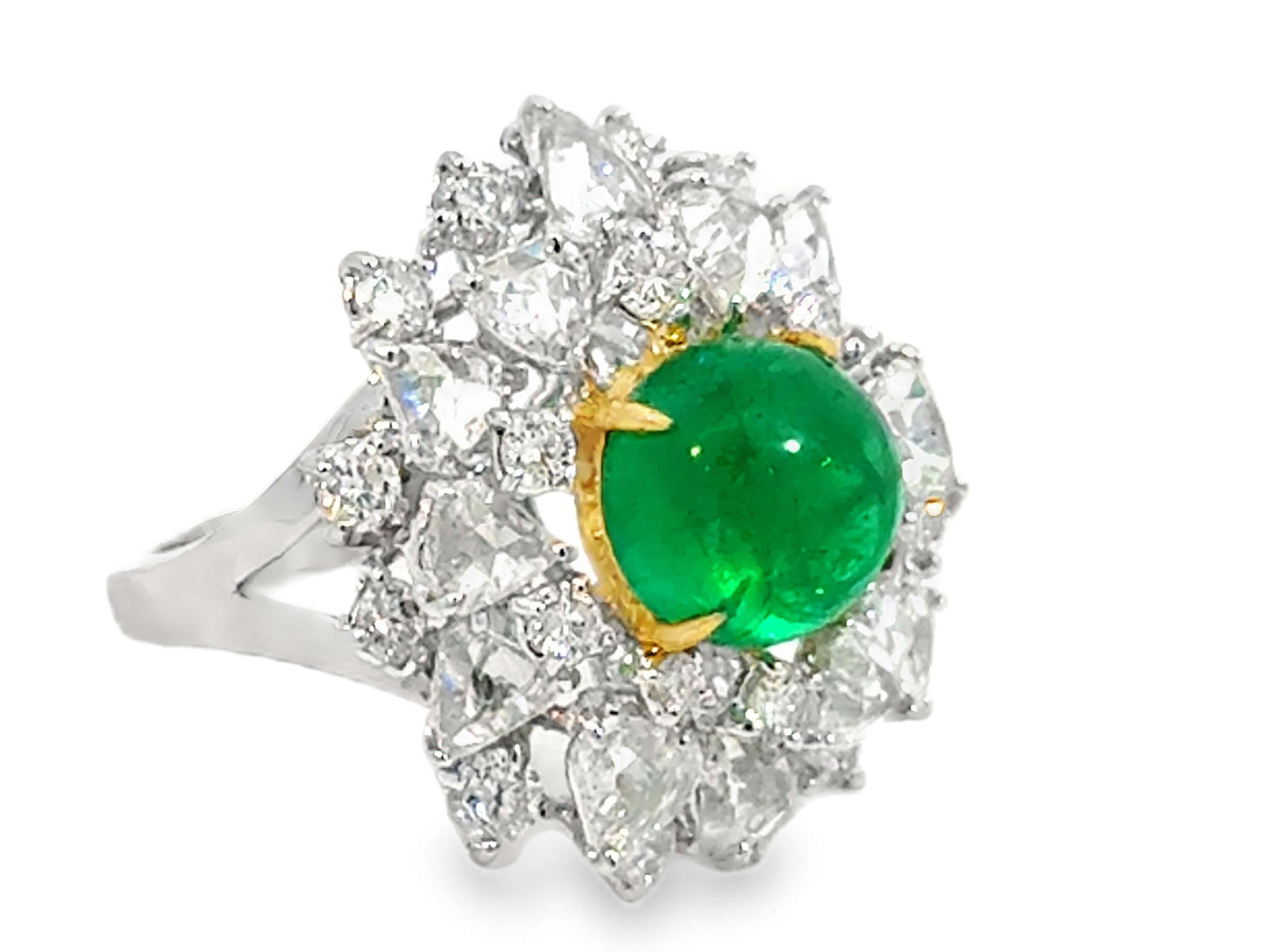Moderno Anello a grappolo con smeraldo verde rotondo, pera e diamanti taglio Brilliante in oro 14K in vendita