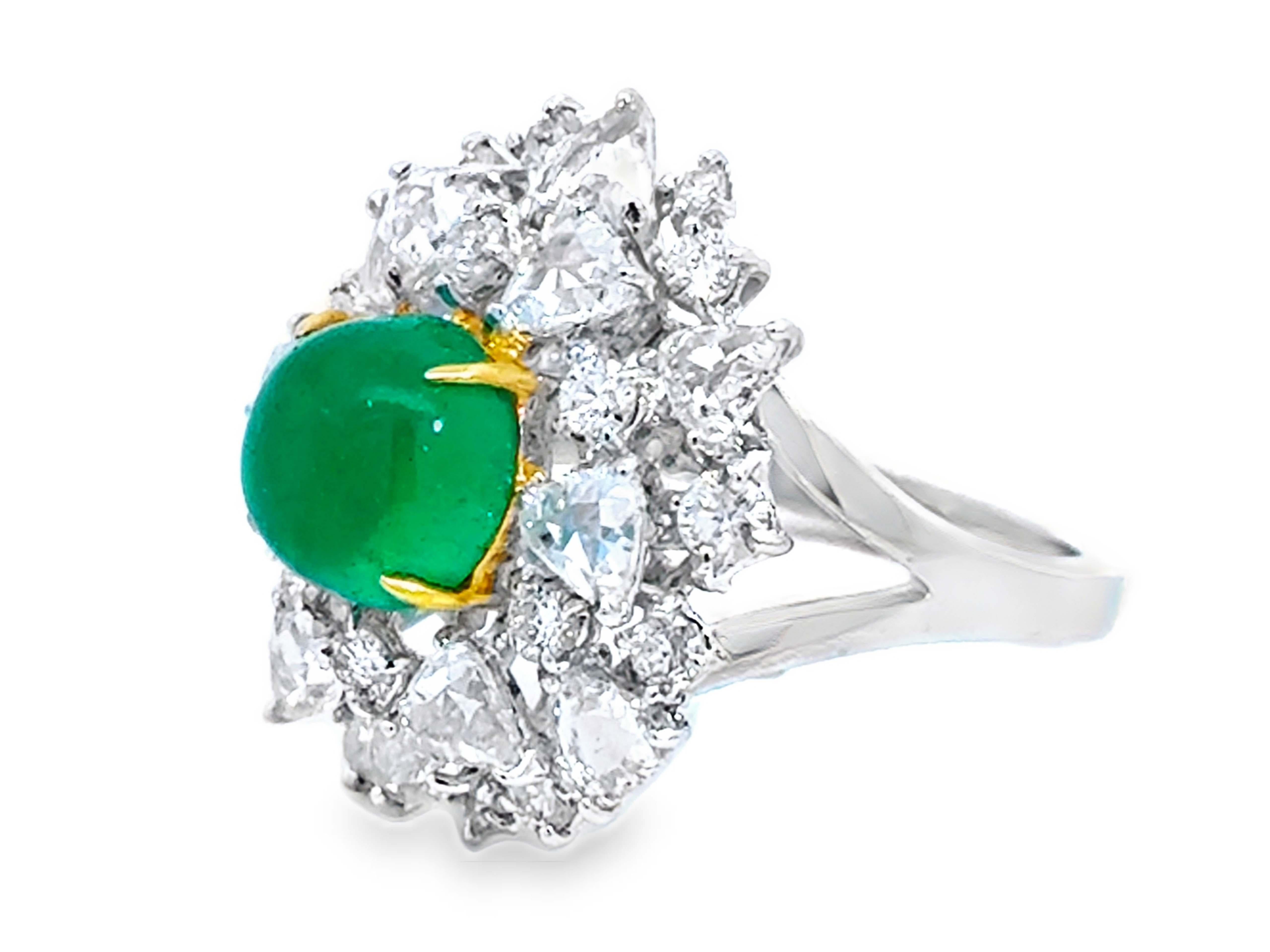 Cabochon Anello a grappolo con smeraldo verde rotondo, pera e diamanti taglio Brilliante in oro 14K in vendita
