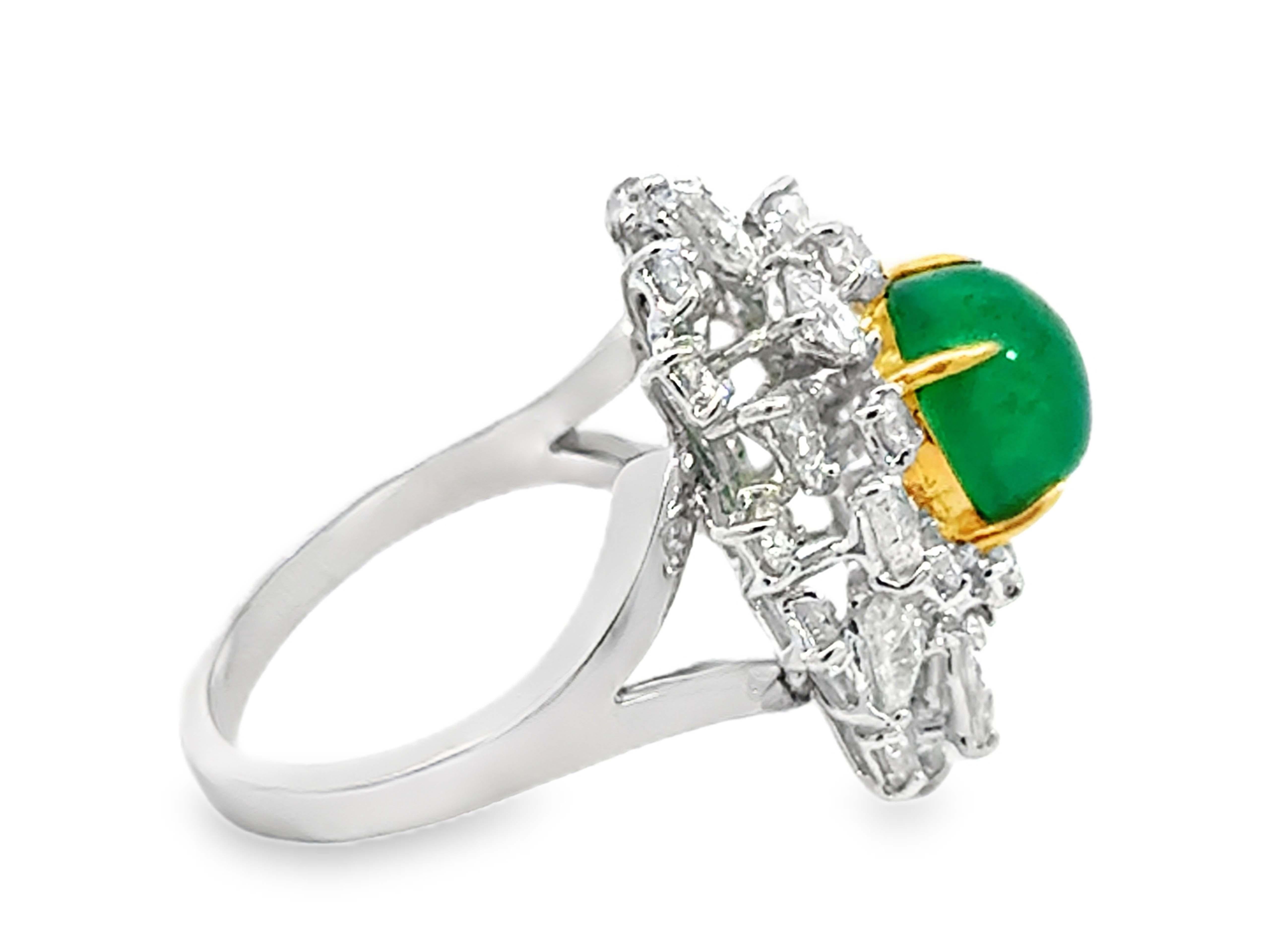 Anello a grappolo con smeraldo verde rotondo, pera e diamanti taglio Brilliante in oro 14K In condizioni ottime in vendita a Honolulu, HI