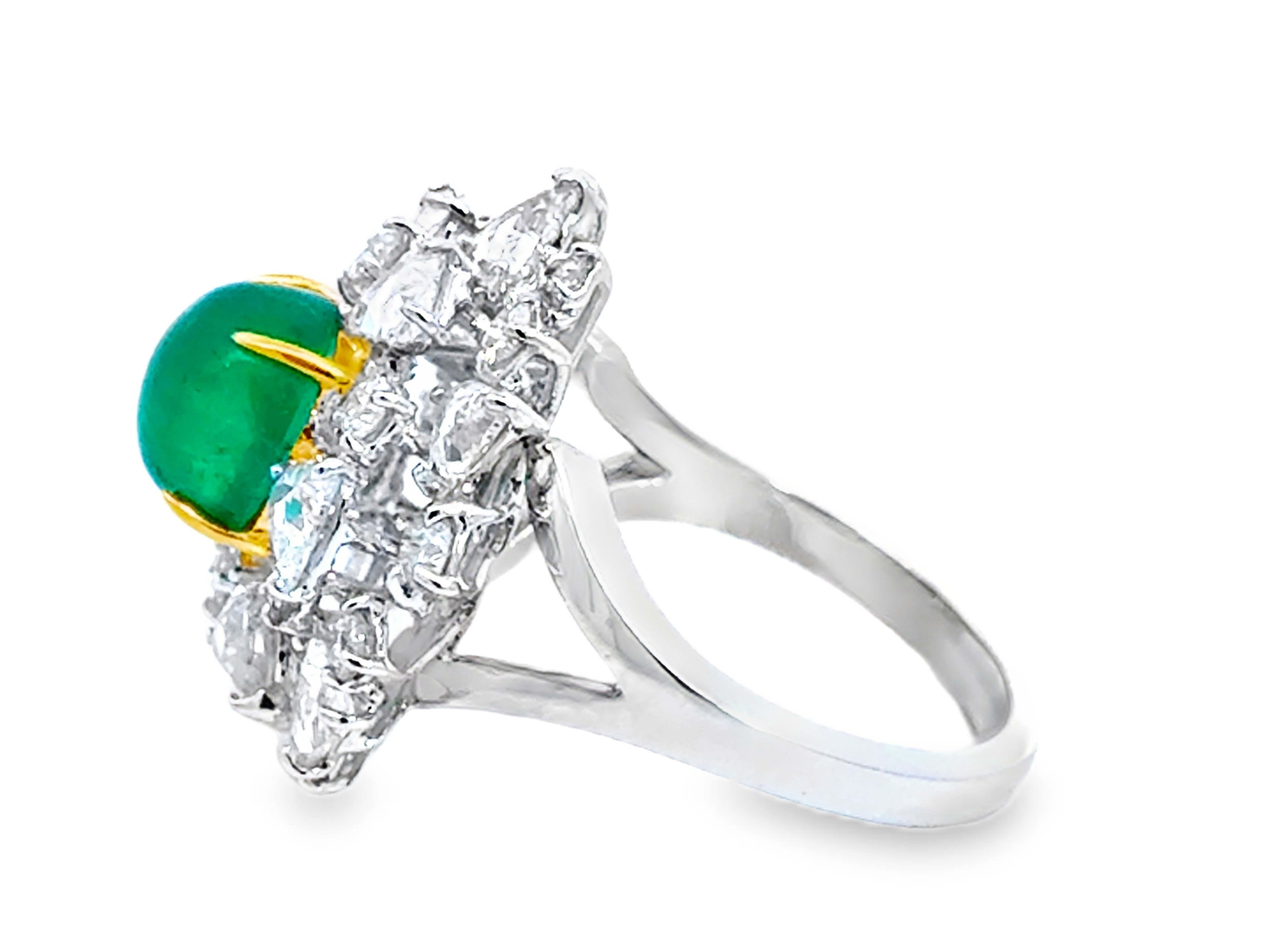 Uomo Anello a grappolo con smeraldo verde rotondo, pera e diamanti taglio Brilliante in oro 14K in vendita