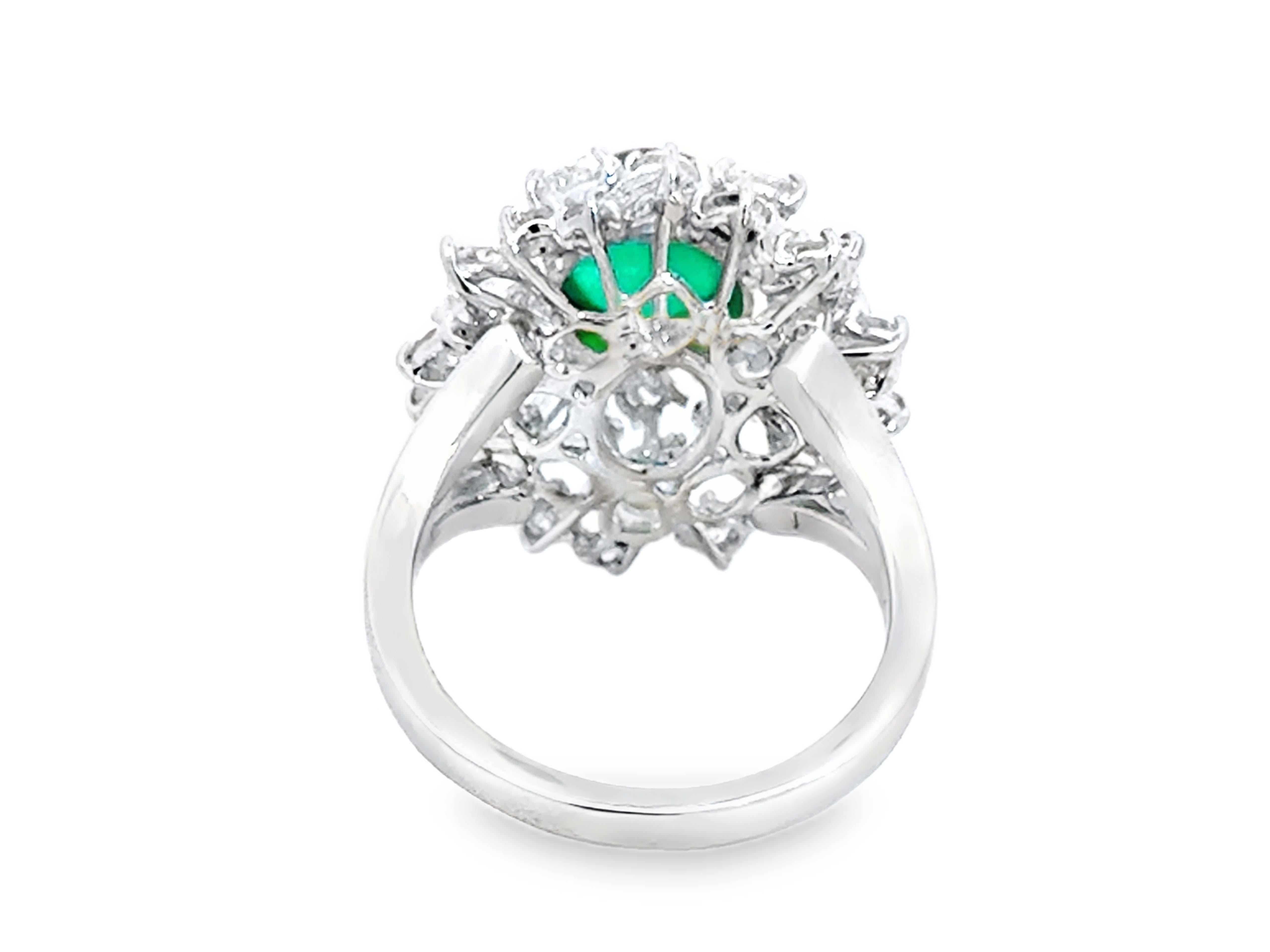 Anello a grappolo con smeraldo verde rotondo, pera e diamanti taglio Brilliante in oro 14K in vendita 1
