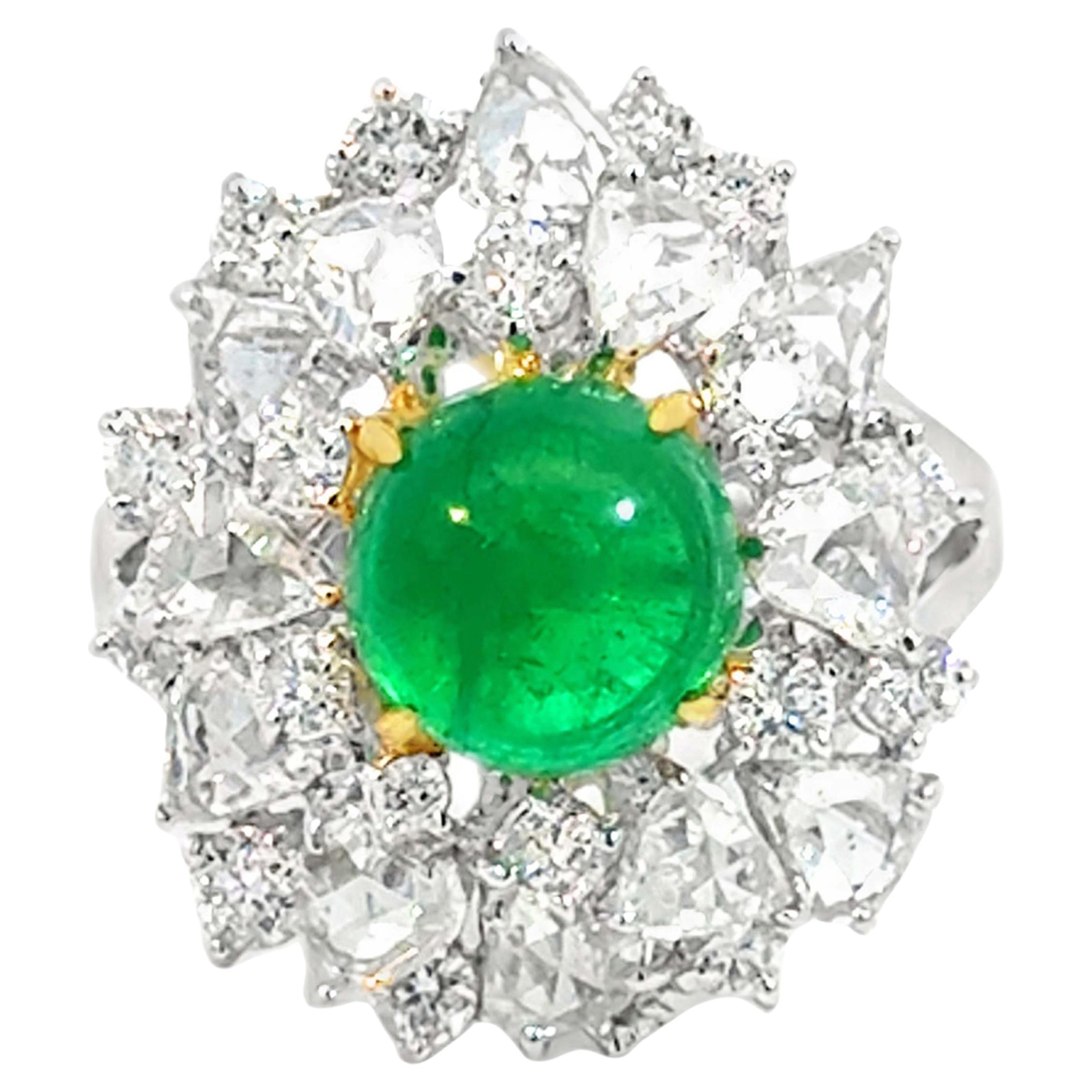 Anello a grappolo con smeraldo verde rotondo, pera e diamanti taglio Brilliante in oro 14K in vendita