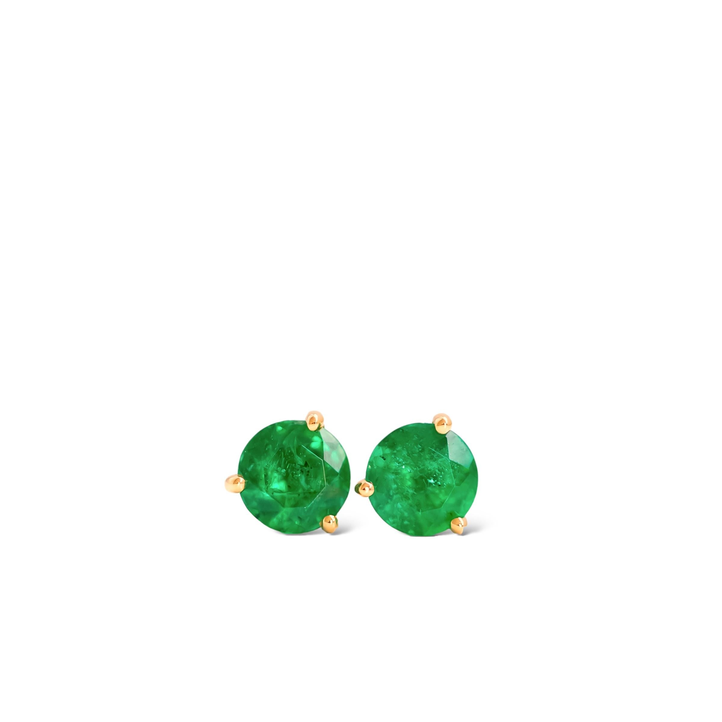 Superbes clous d'oreilles en émeraude verte ronde naturelle de 0,68ct sertis dans un luxueux or jaune 18k.

Ces magnifiques émeraudes parfaitement assorties proviennent de Zambie et mesurent 4,5 mm chacune. La couleur émeraude est un vert vif. Les