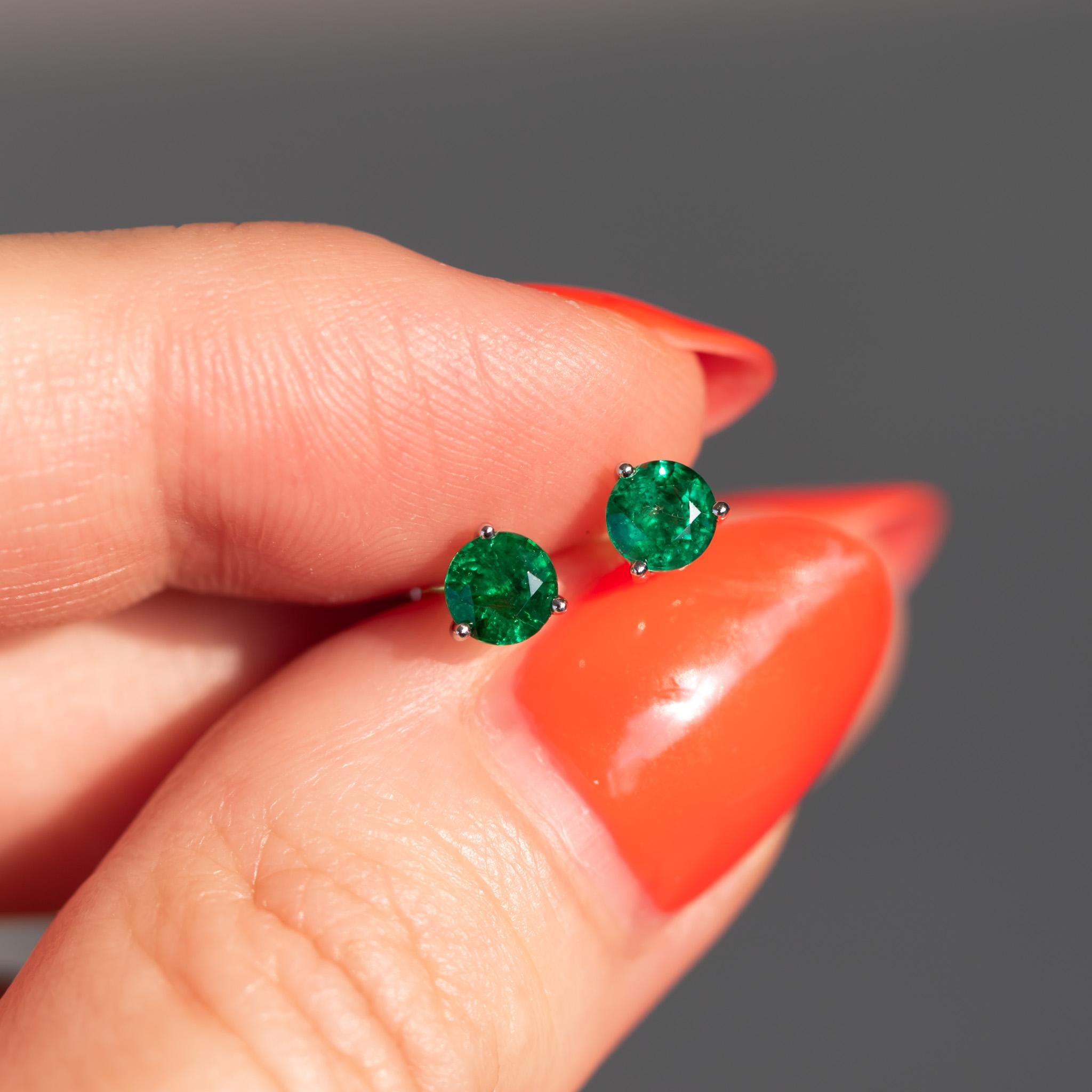 Round Green Emerald Stud Earrings in Platinum In New Condition For Sale In Sai Kung District, HK