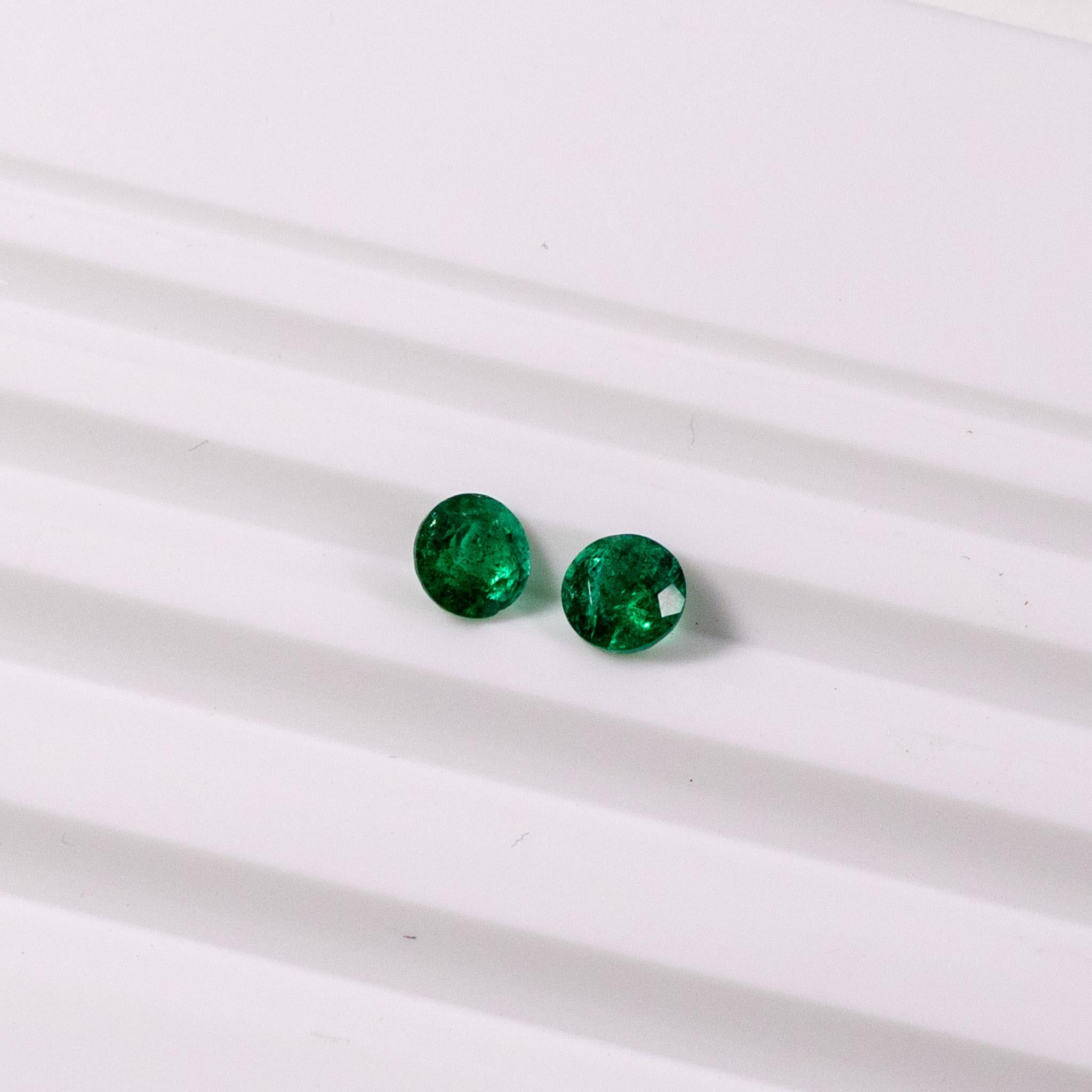 Round Green Emerald Studs in 18k Yellow Gold For Sale 1