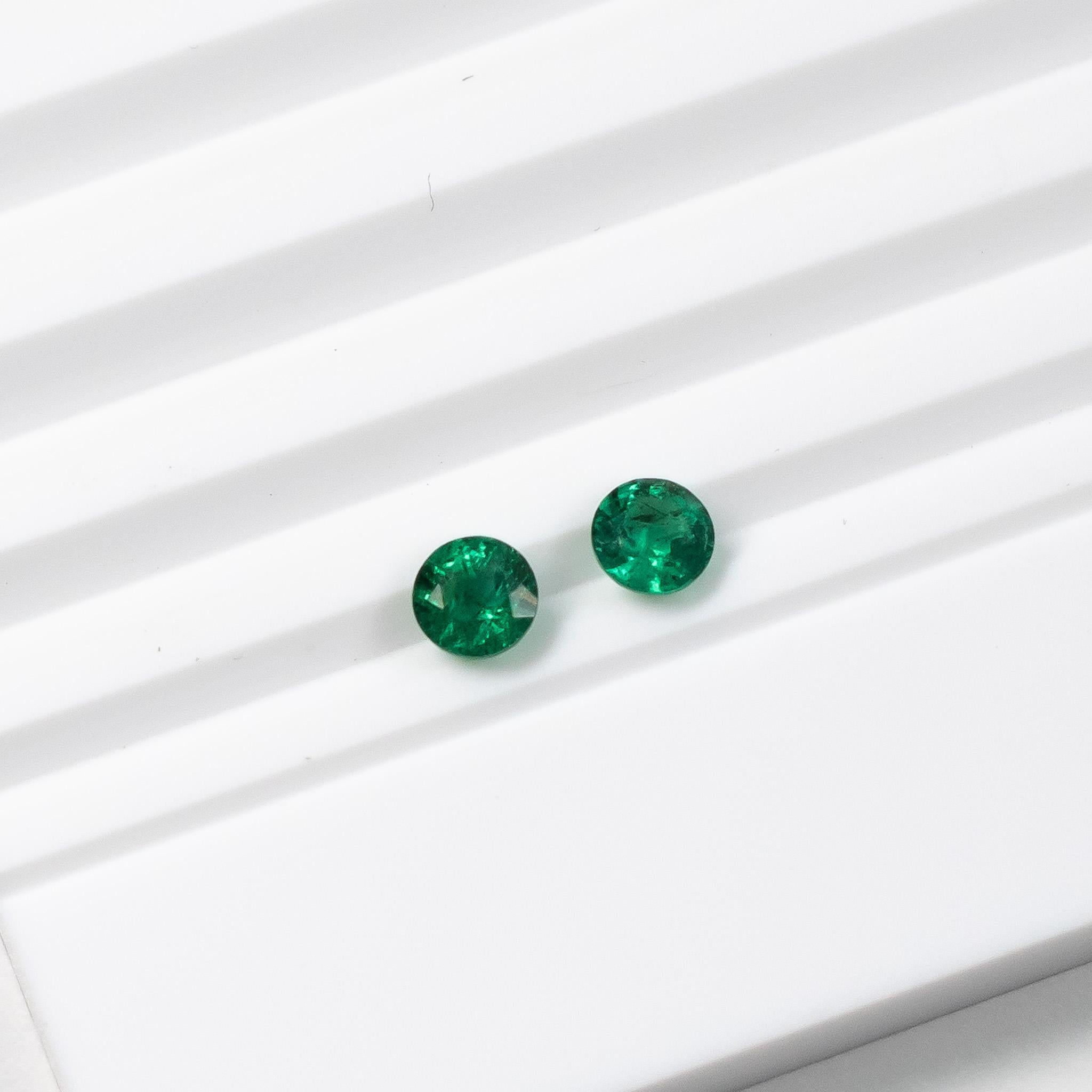 Round Green Emerald Studs in Platinum In New Condition For Sale In Sai Kung District, HK