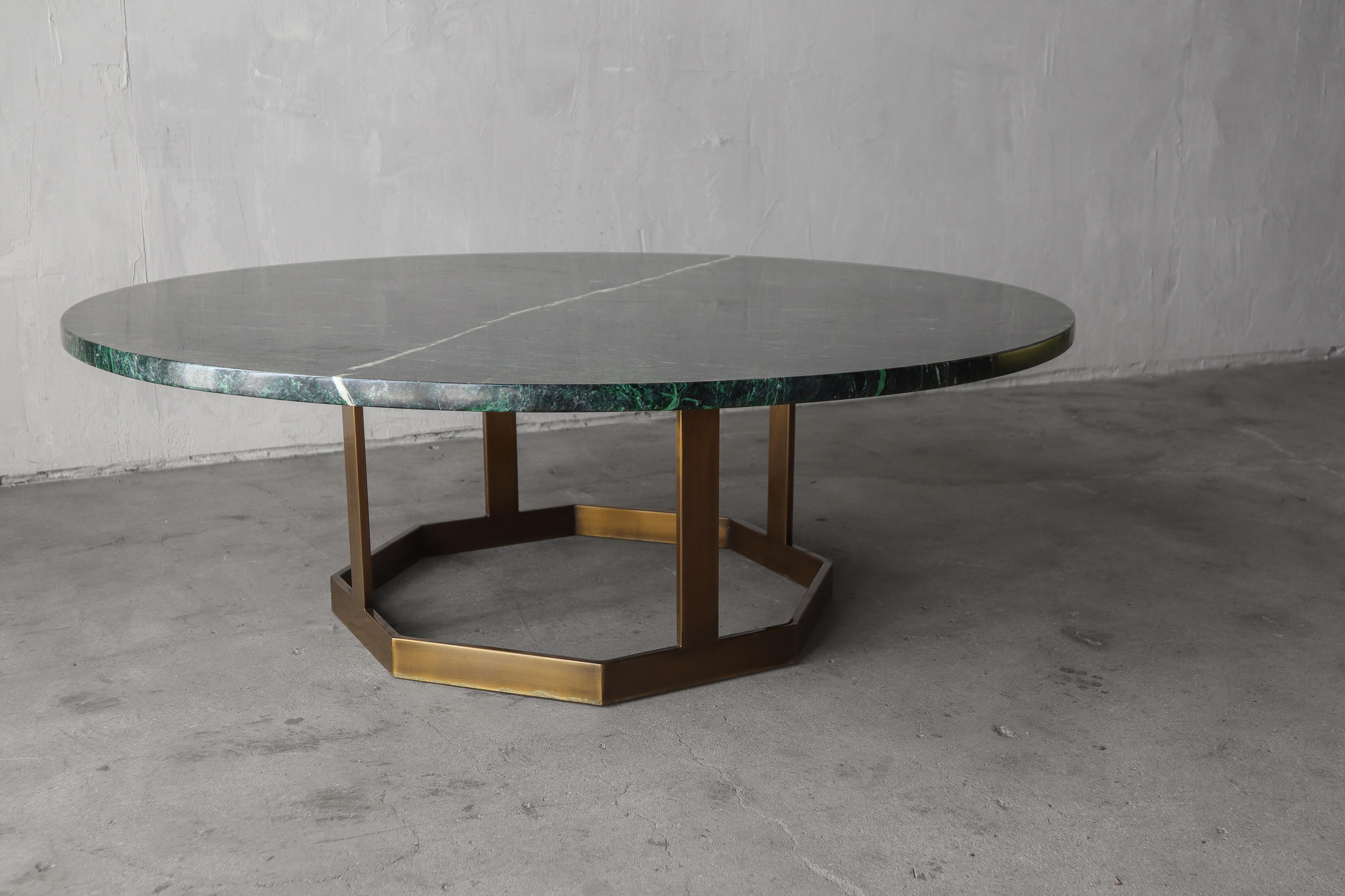 Mid-Century Modern Table basse ronde en marbre vert et laiton Mastercrafters en vente