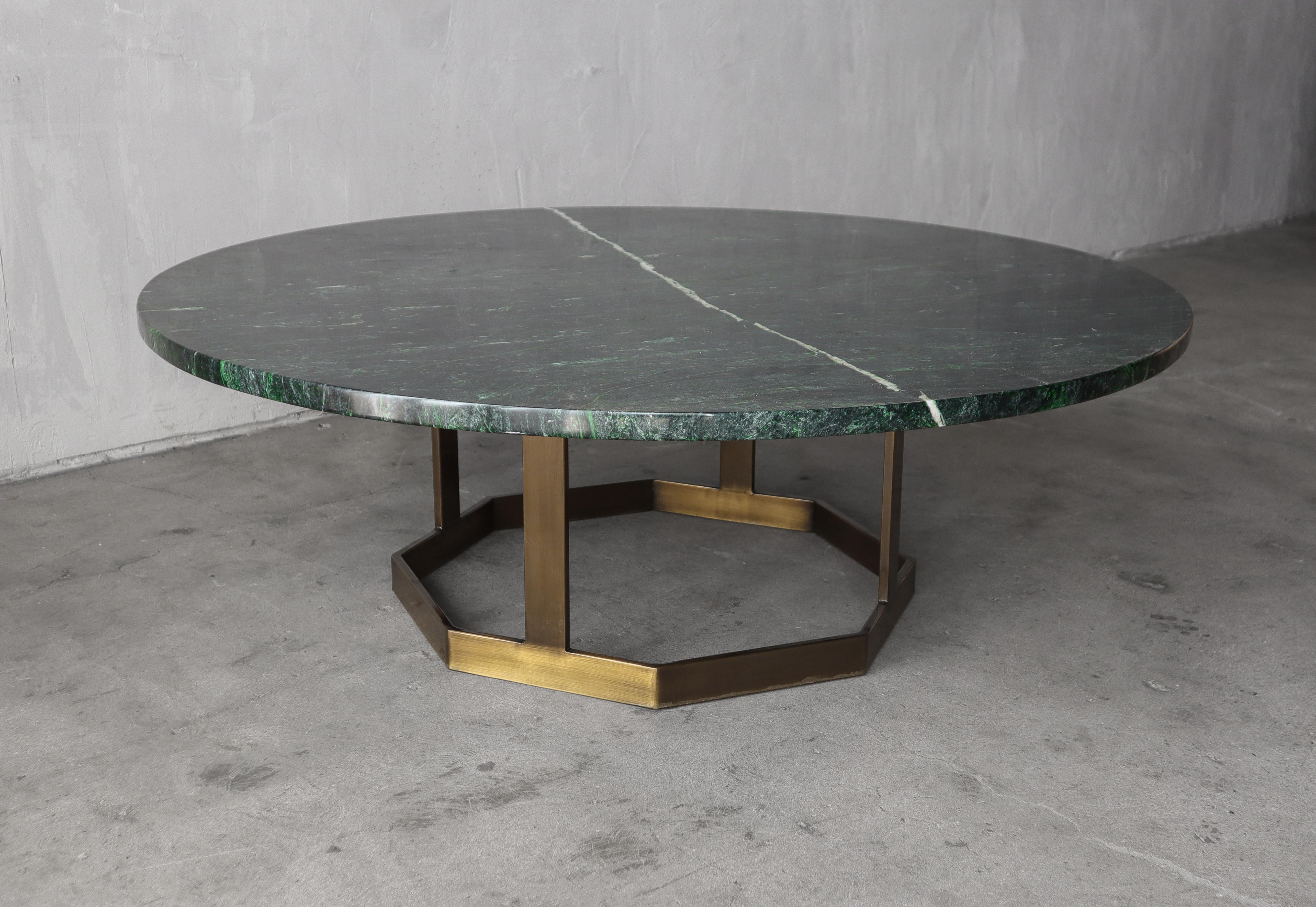 Round Green Marble and Brass Mastercraft Coffee Table In Good Condition For Sale In Las Vegas, NV