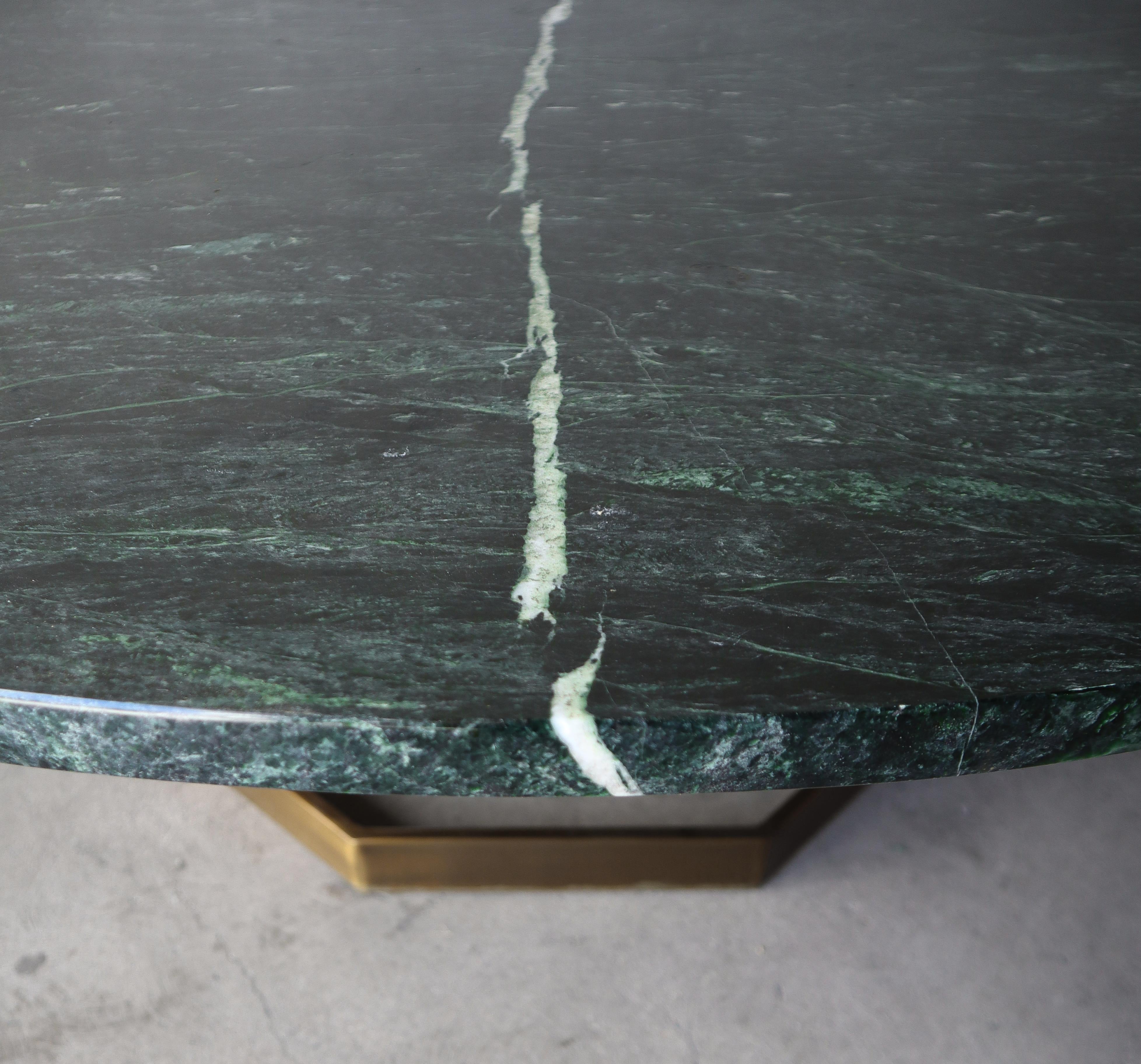 20ième siècle Table basse ronde en marbre vert et laiton Mastercrafters en vente