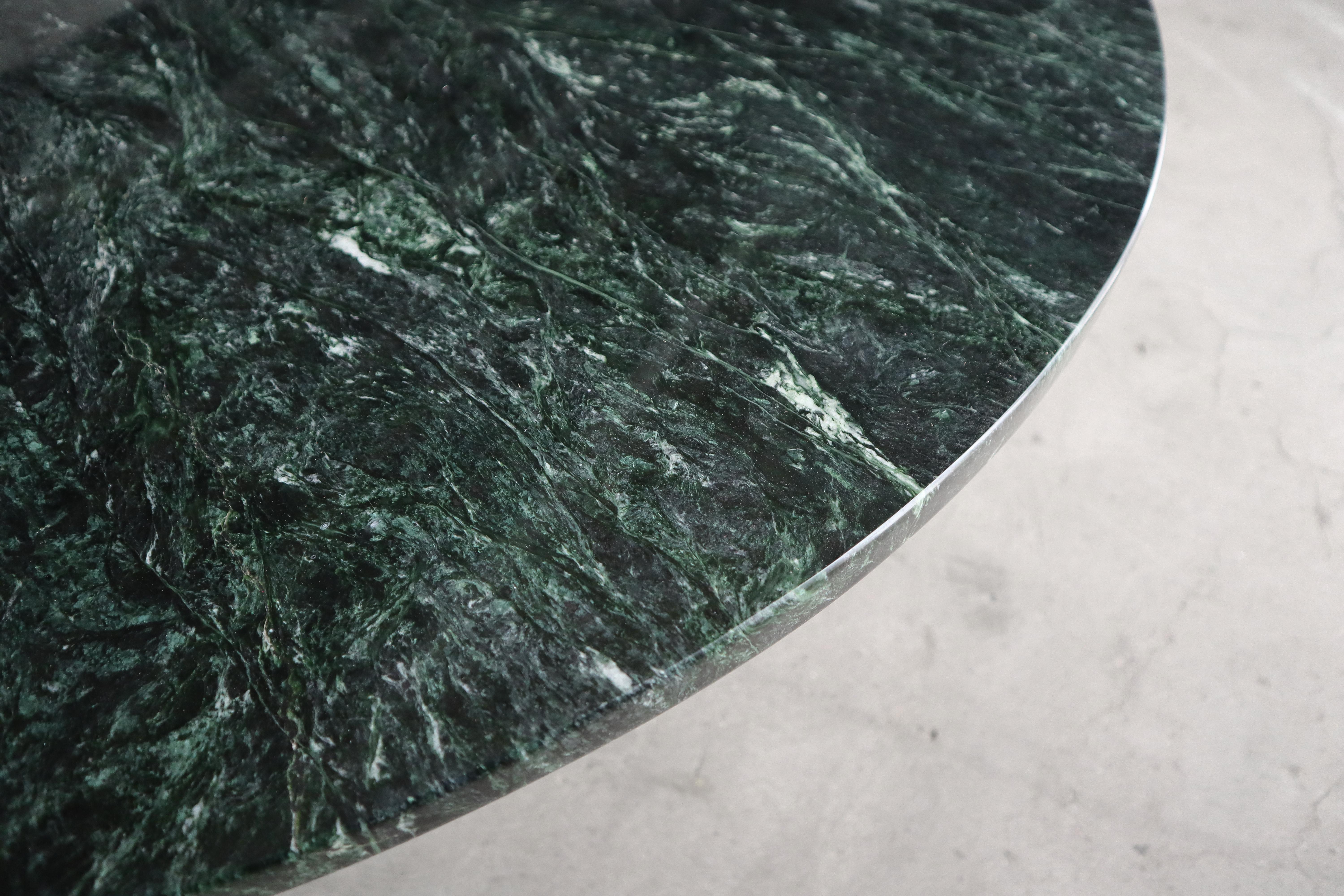 Laiton Table basse ronde en marbre vert et laiton Mastercrafters en vente
