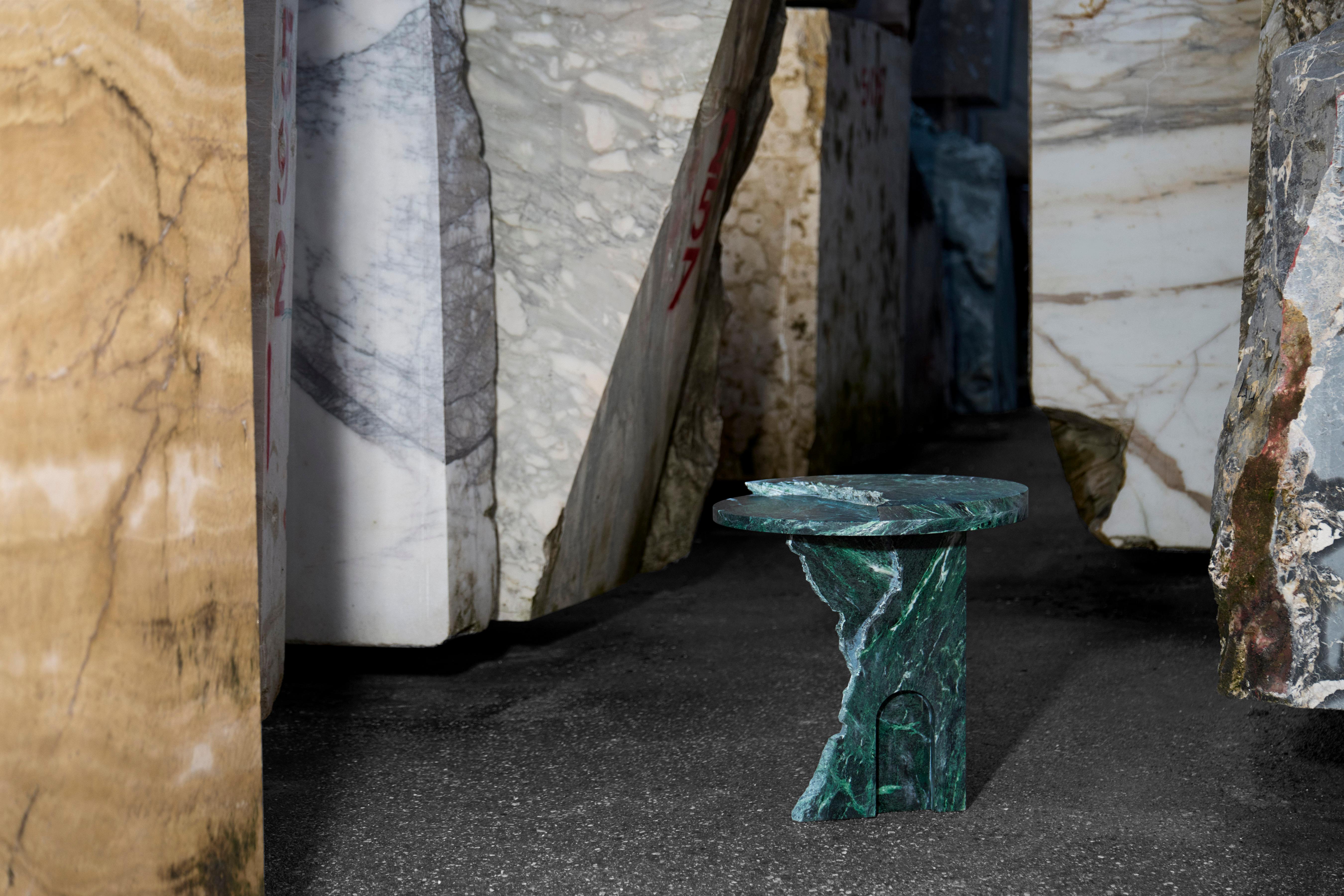 Européen Table d'appoint ronde en marbre Greene & Greene en vente