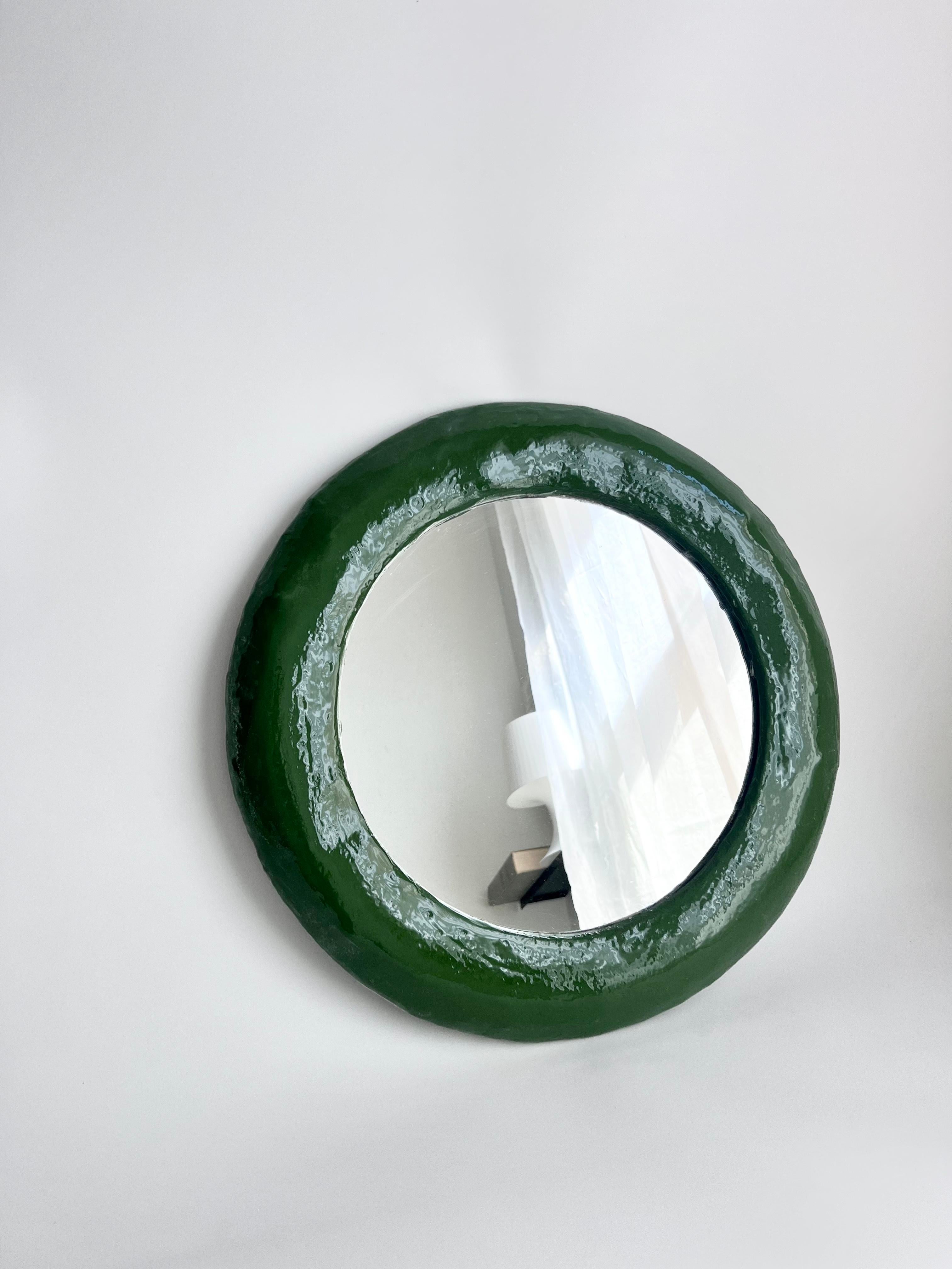 Grüner Spiegel aus Kunstharz von Studio Chora. Dieser Artikel wird in Handarbeit aus einem Verbundstein auf Gipsbasis hergestellt. Der Steinverbundstoff ist haltbarer als frühere Versionen und hat eine hochglänzende Harzoberfläche. Nur für den
