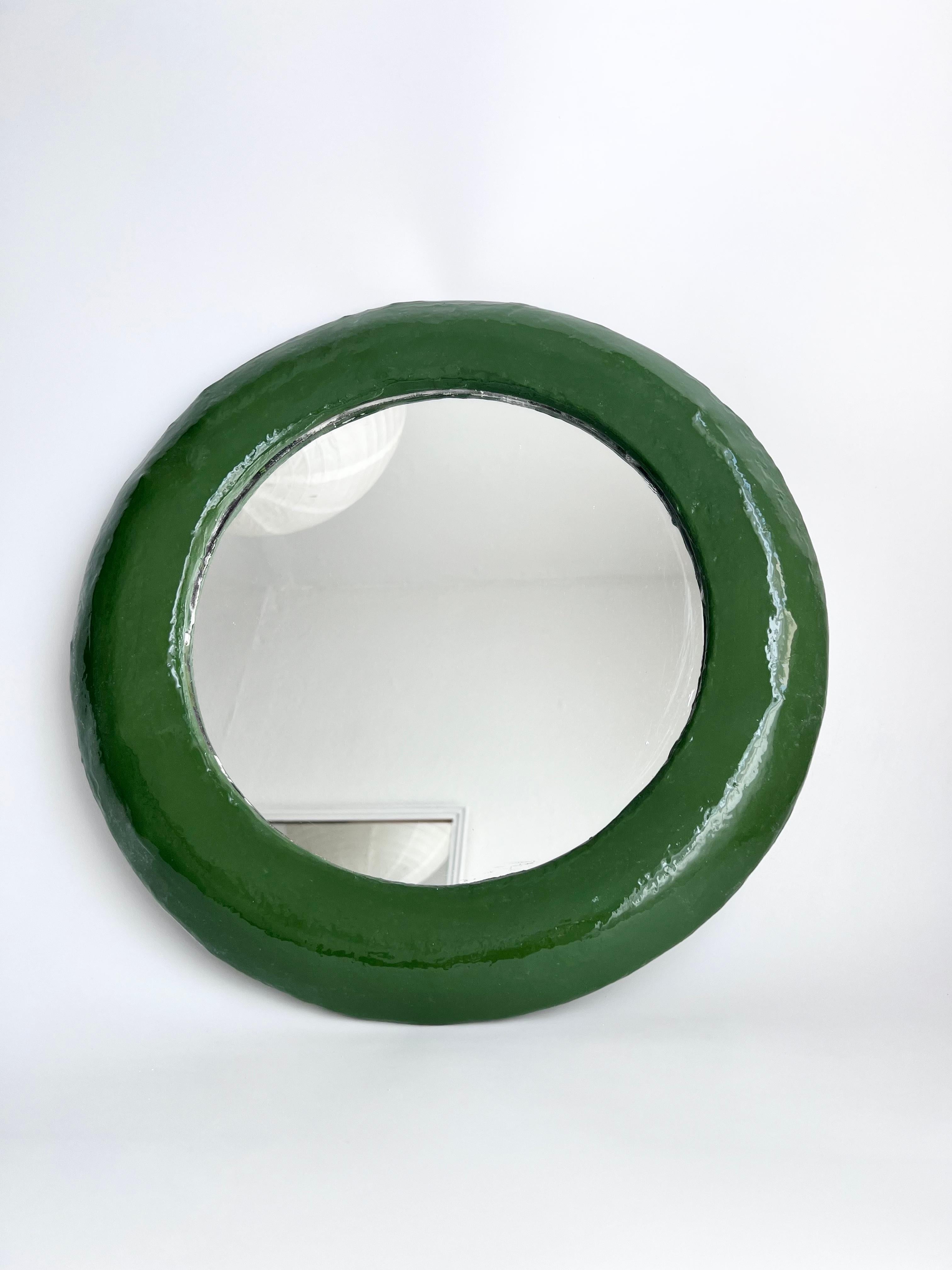 Fait main Round Green Mirror by Studio Chora, Medium Wall Mirror, High Gloss, In Stock en vente