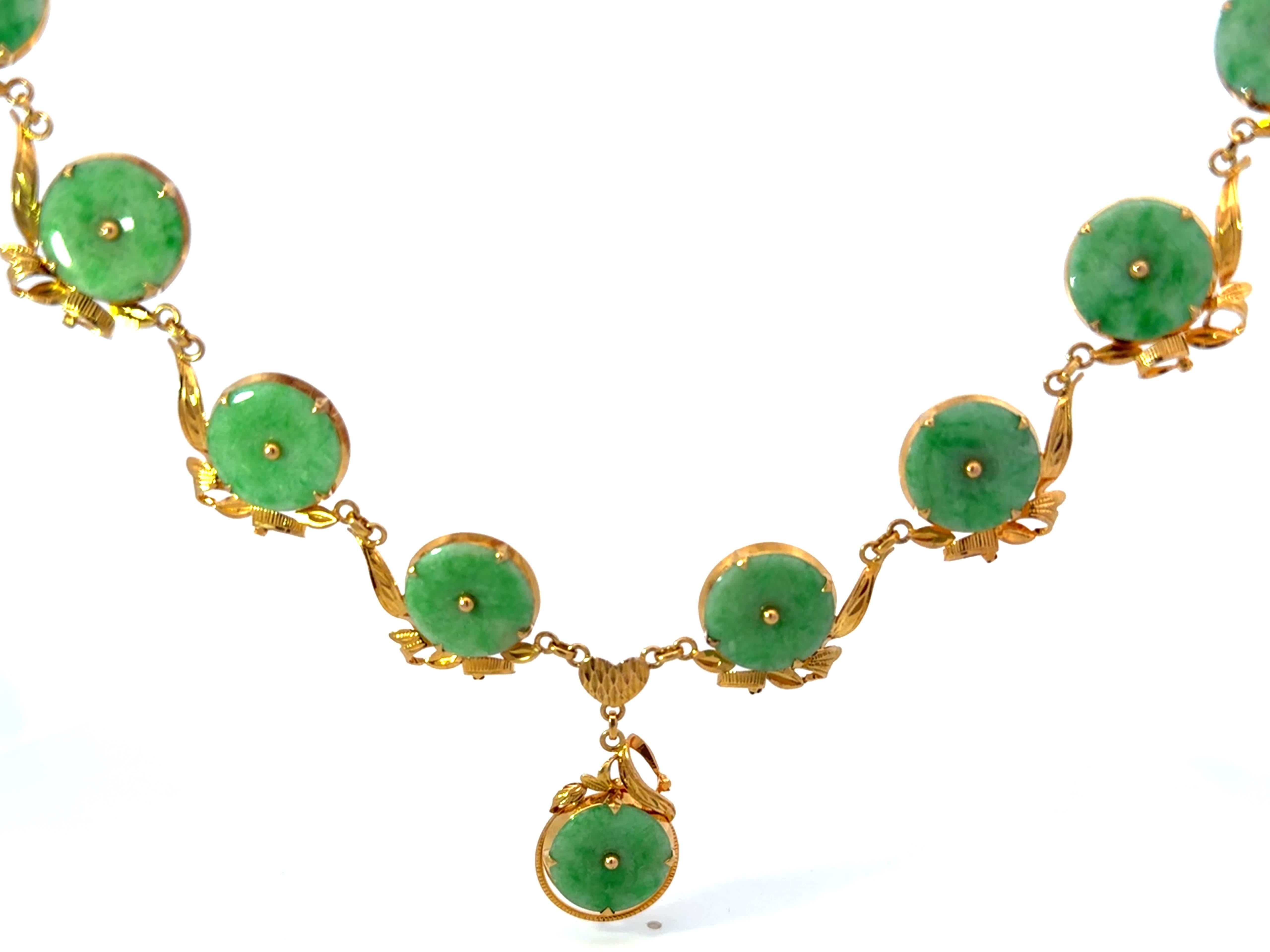 Collana a disco di giada verde screziata in oro giallo 14k in vendita 6