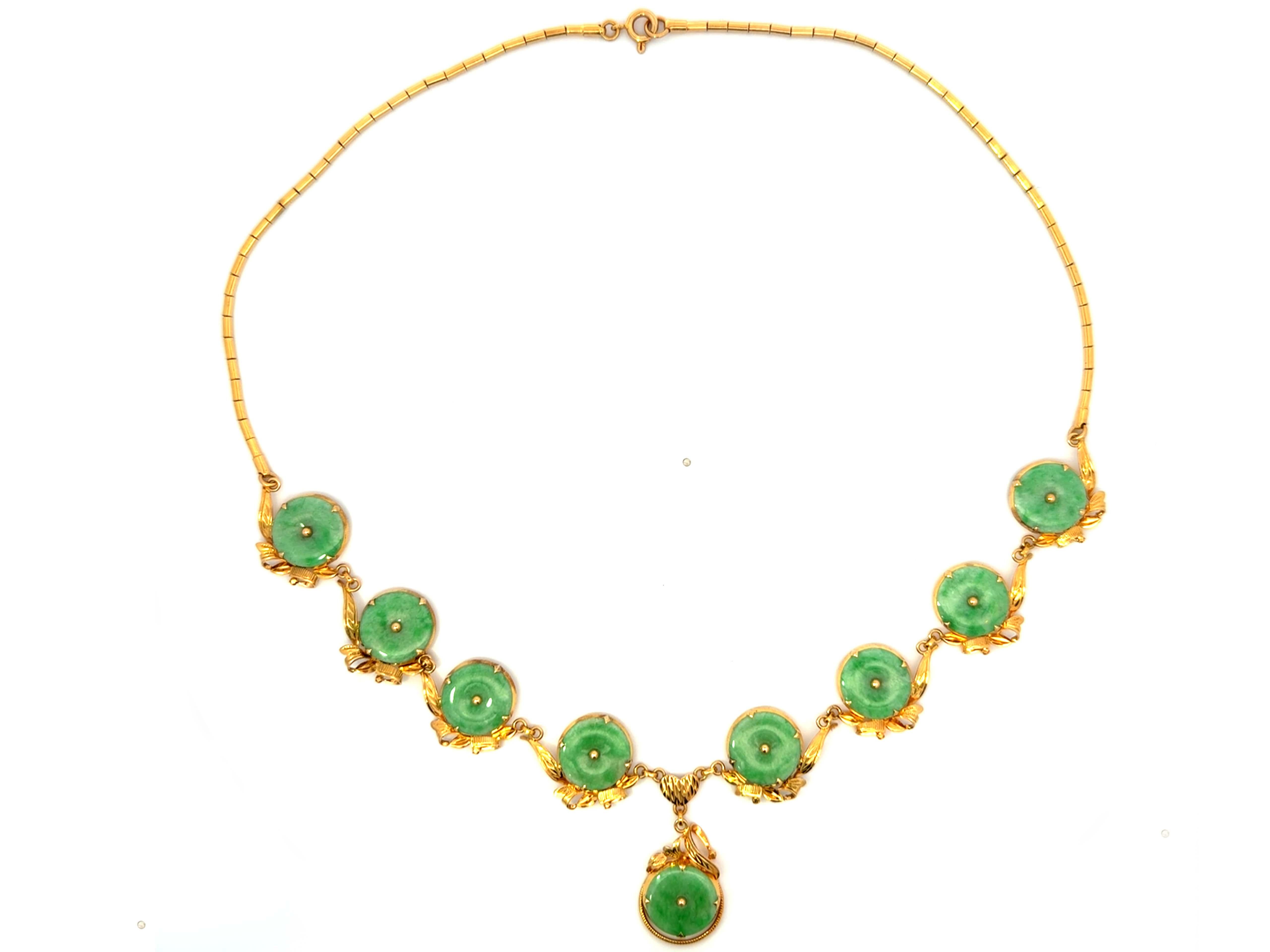Moderno Collana a disco di giada verde screziata in oro giallo 14k in vendita