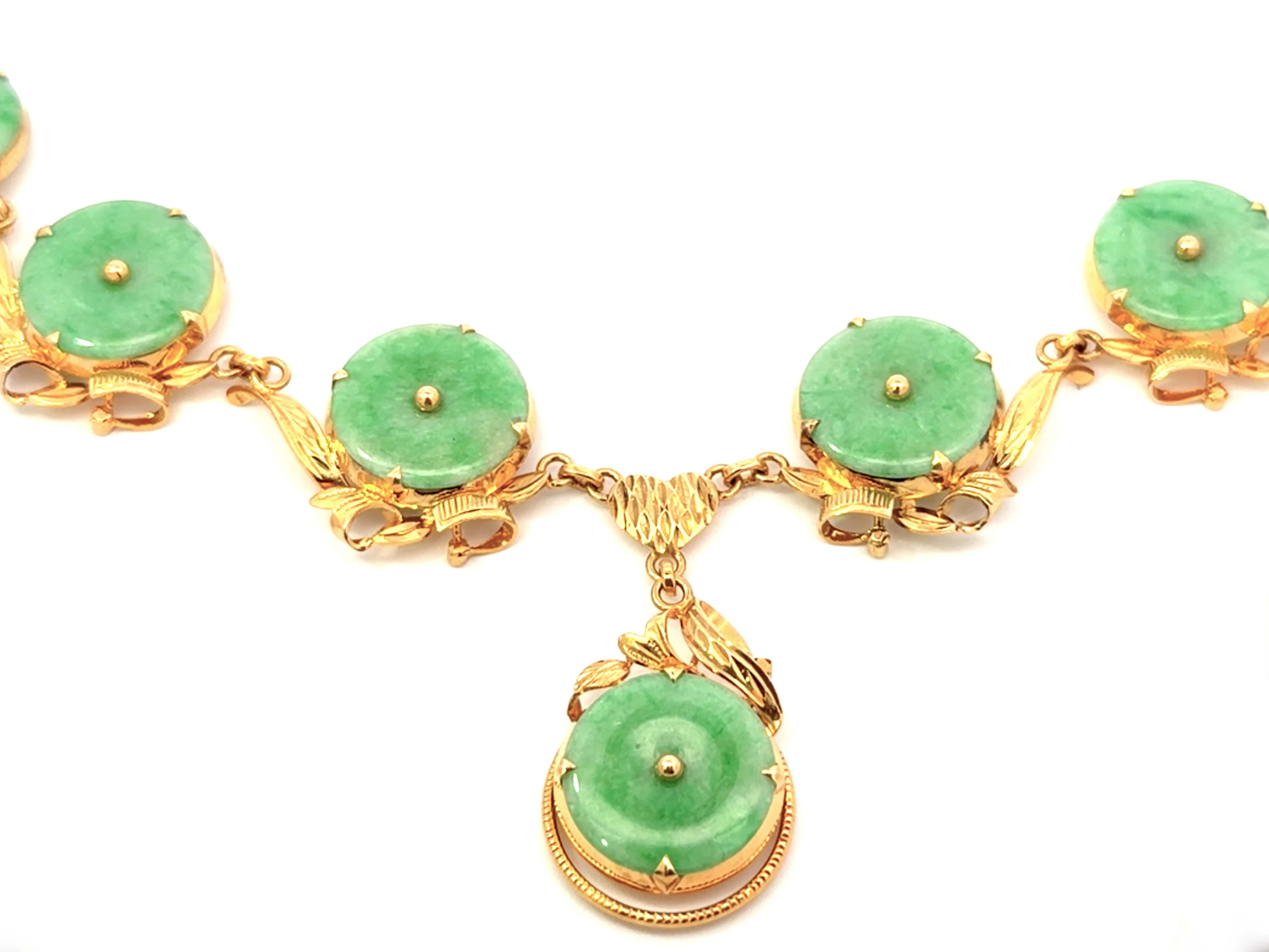 Taglio rotondo Collana a disco di giada verde screziata in oro giallo 14k in vendita