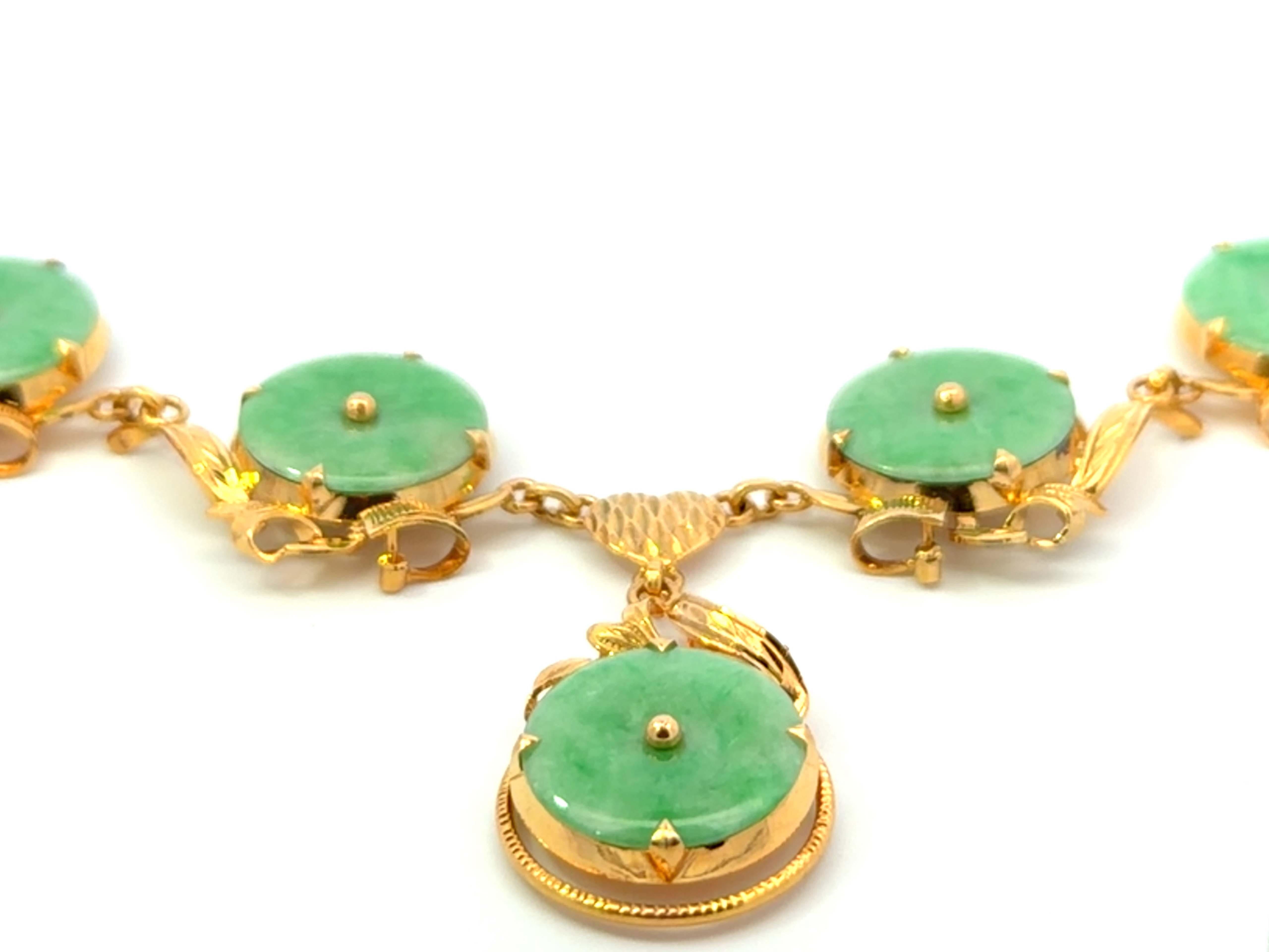 Donna Collana a disco di giada verde screziata in oro giallo 14k in vendita