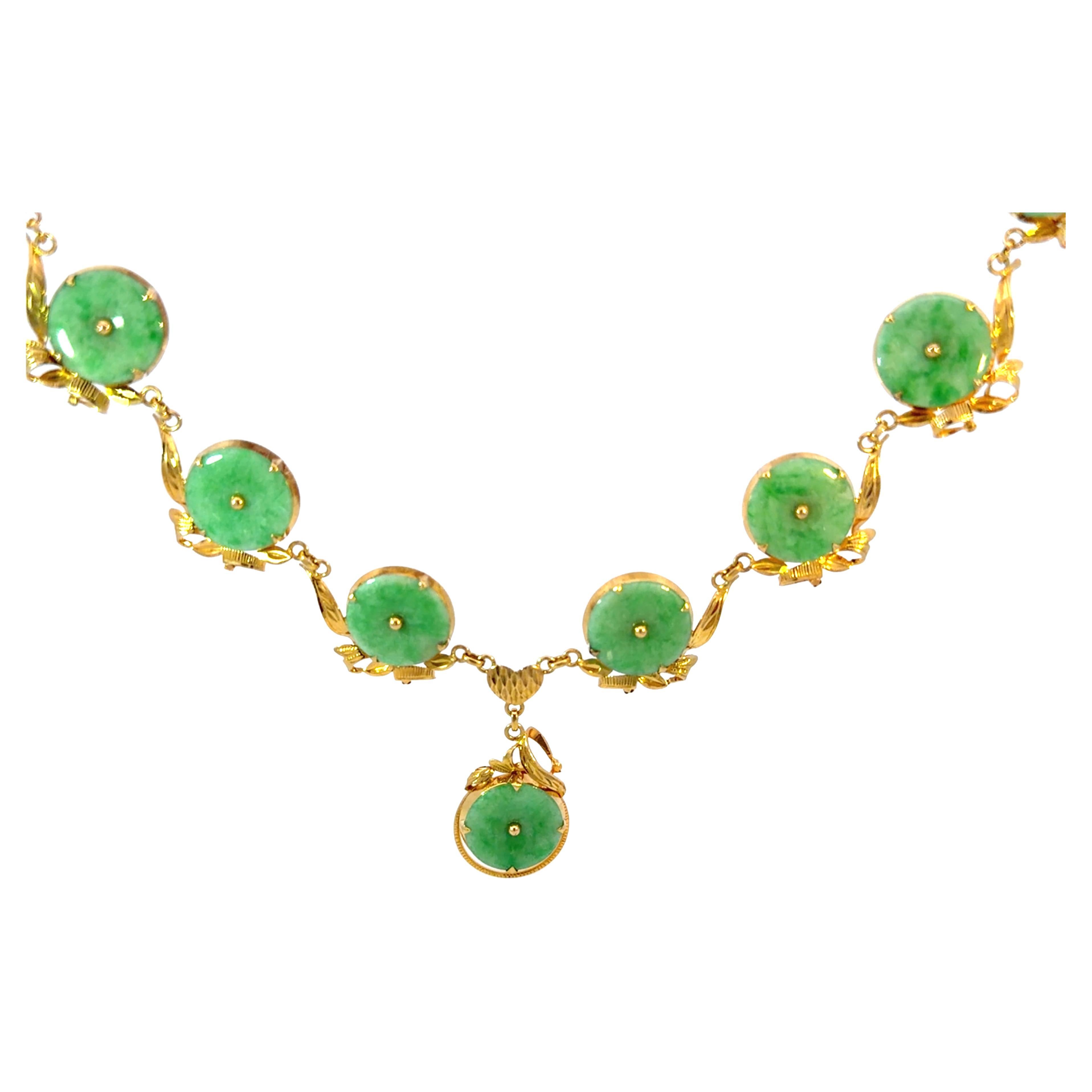 Collana a disco di giada verde screziata in oro giallo 14k in vendita