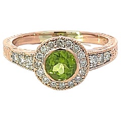 Bague en or rose 14 carats avec péridot vert rond et halo de diamants