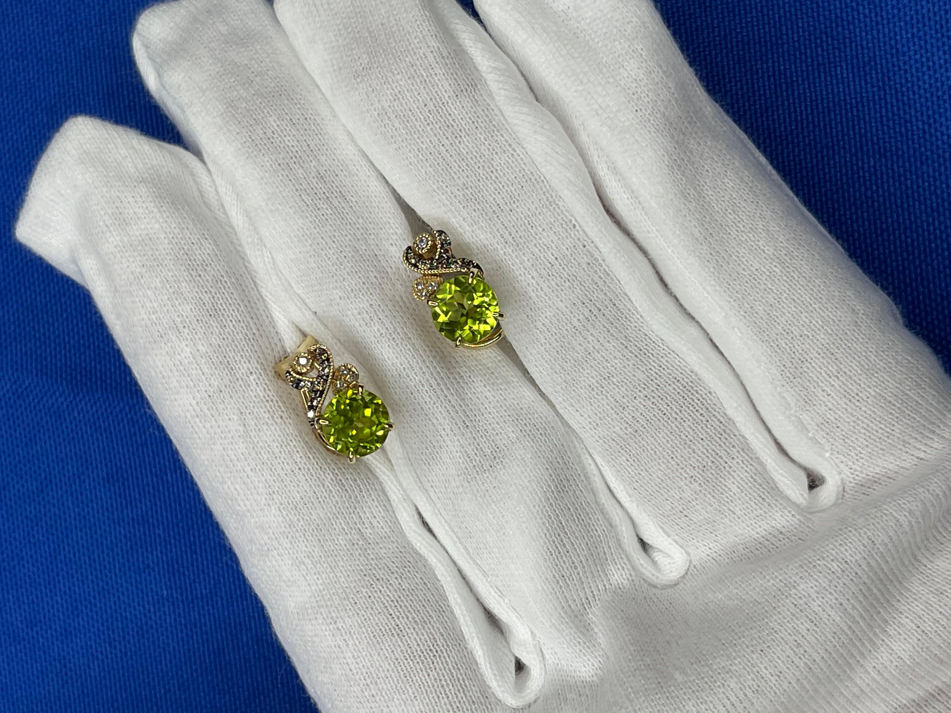 Boucles d'oreilles huggies en or jaune 14 carats avec péridot vert rond et halo de diamants champagne en vente 2